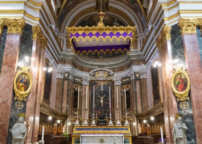 baroque-church-interior-altar-gold-decor-malta.jpg