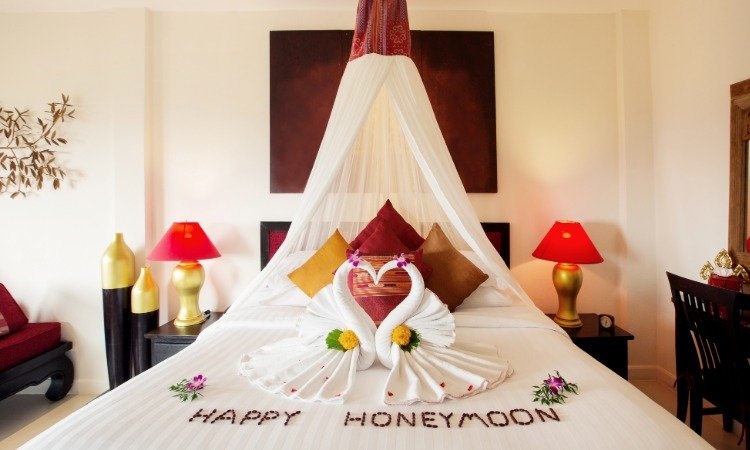 Romantic Honeymoon Suite with Canopy Bed & Towel Swans.jpeg