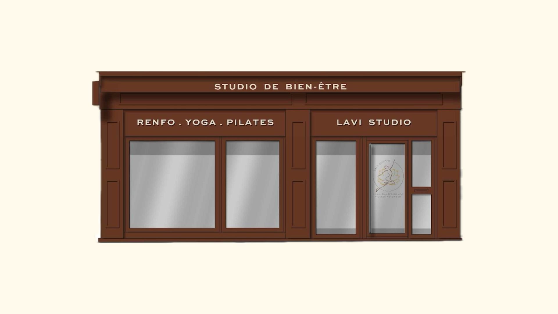Façade d'un centre de bien-être en bois avec fenêtres et porte, avec des inscriptions « Studio de Bien-Être », « Renfo., Yoga, Pilates » et « Lavi Studio »