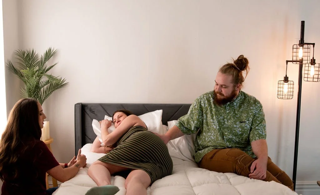 Certified birth doula Lacy Anderson support mother during labor in Marquette, MI.