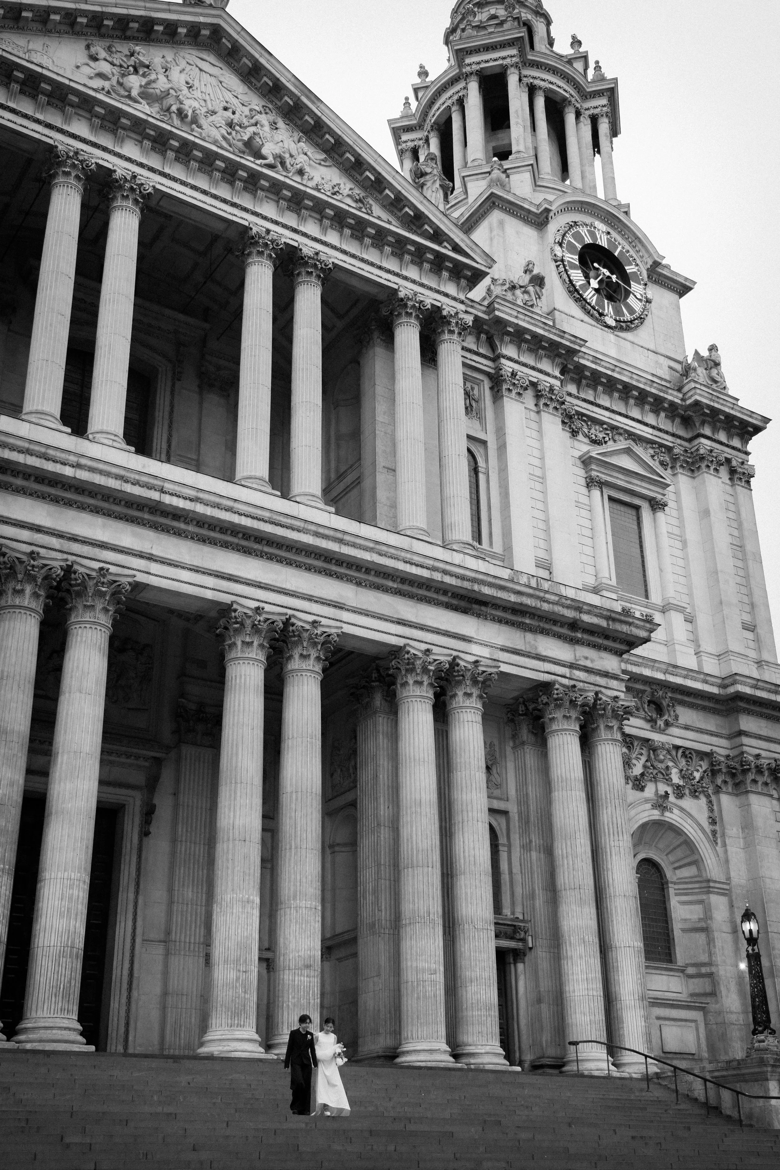 古典的な建築様式の大きな教会建築。柱と装飾のあるファサードと時計塔が特徴です。