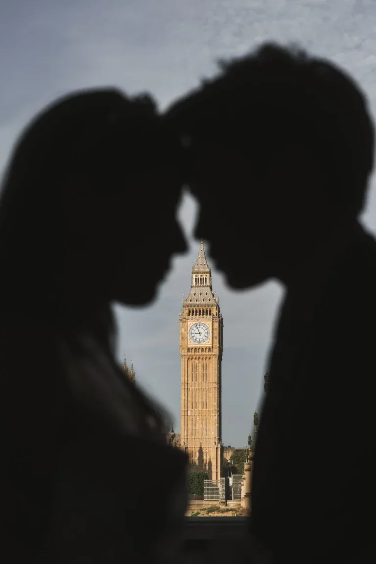 ビッグベンが背景にあり、前景はシルエットの男女が接近しながらキスをしている様子