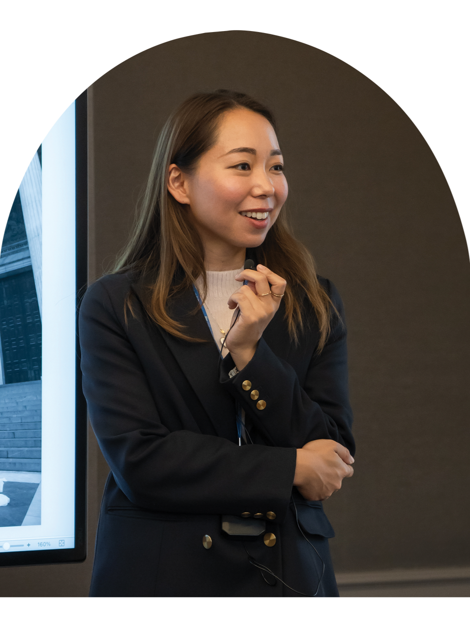 会議やプレゼンテーションを行う女性の写真