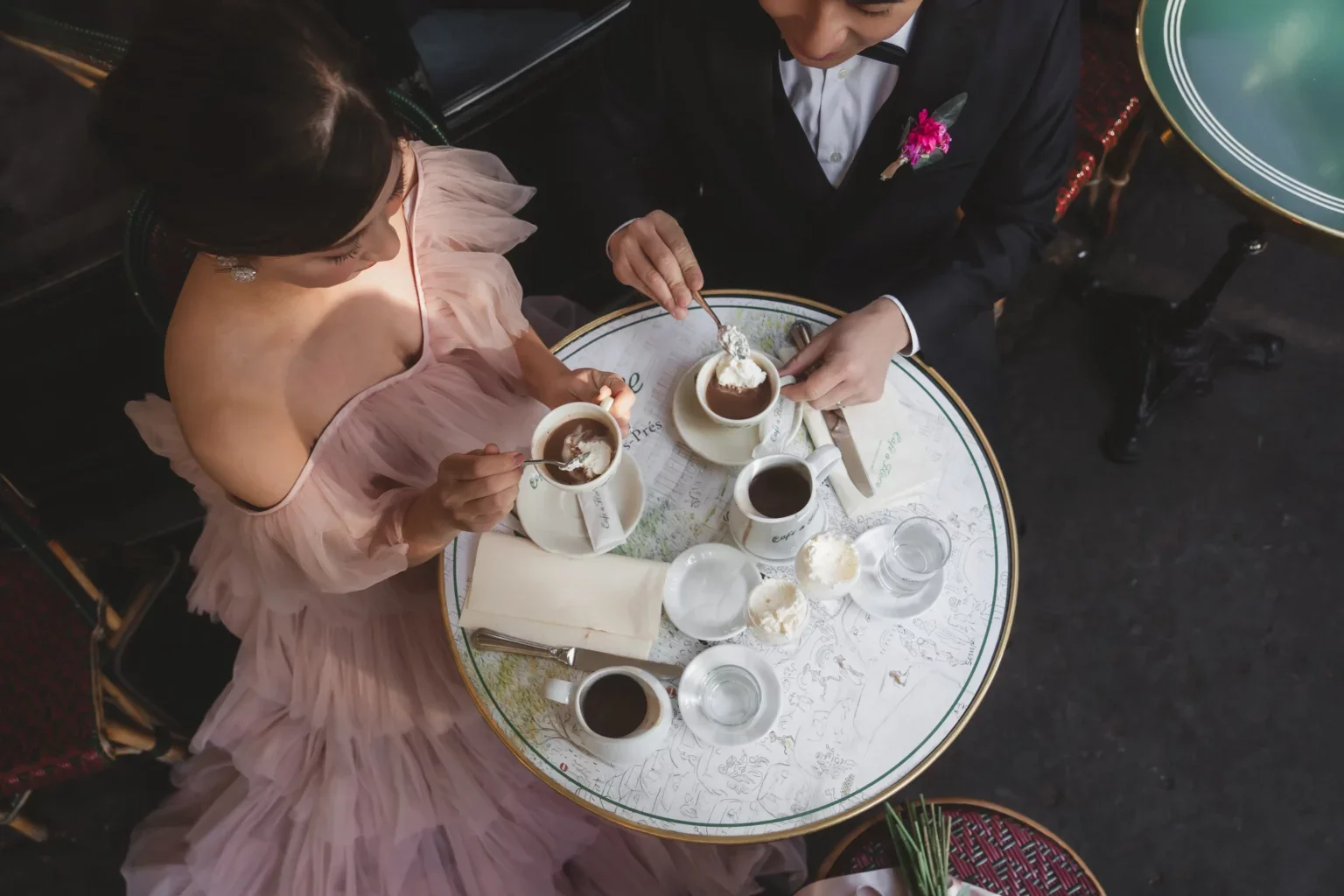 女性と男性がおしゃれなカフェでコーヒーを飲んでいる。