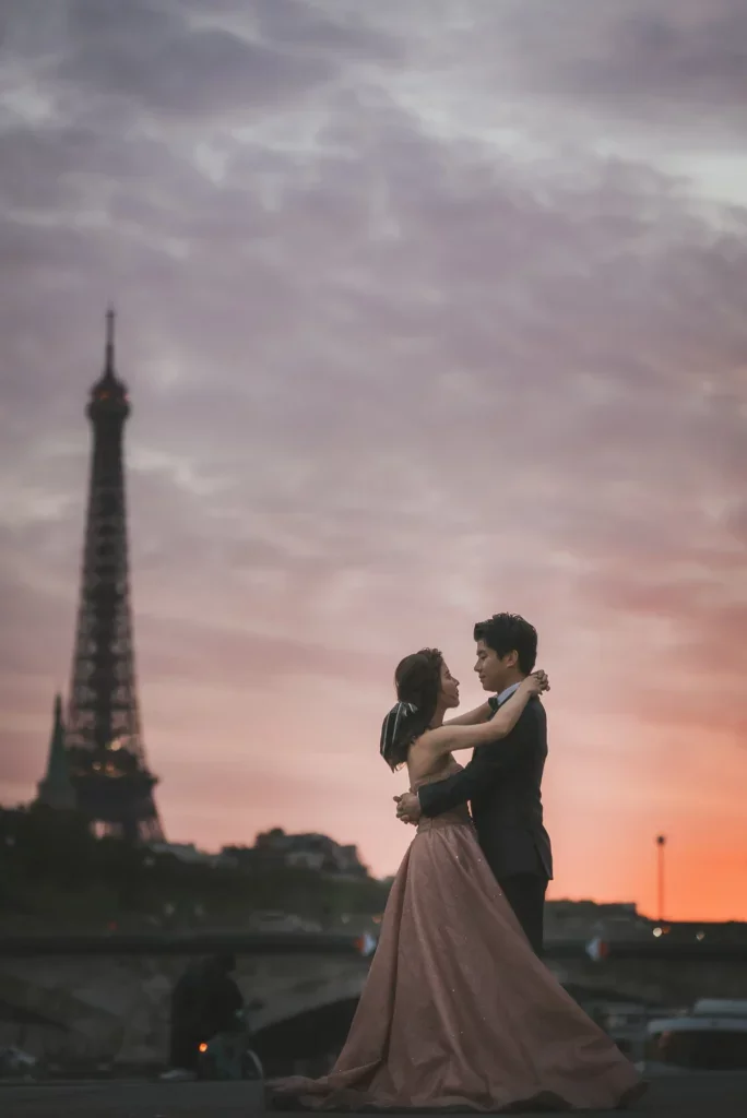 エッフェル塔の前で踊るカップルのシルエット。