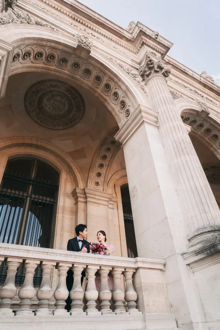 結婚式の新郎新婦が歴史的な建物のバルコニーで会話している様子