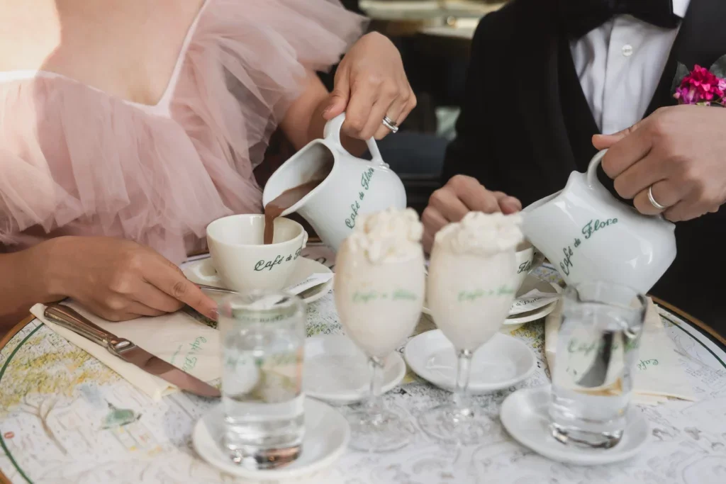 結婚式のカップルがコーヒーとデザートを楽しんでいるシーン