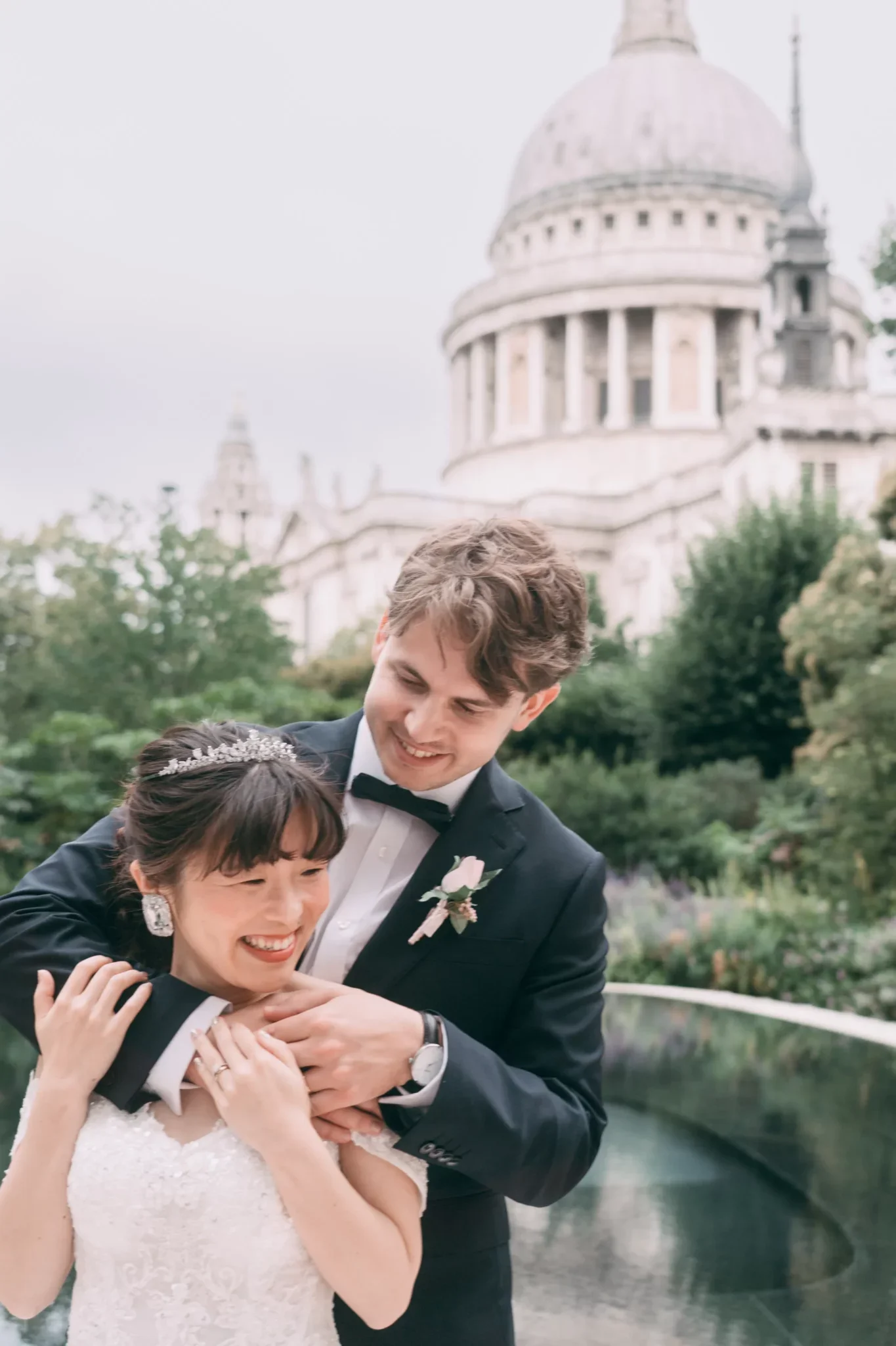 結婚式のカップルがお祝いしているシーン