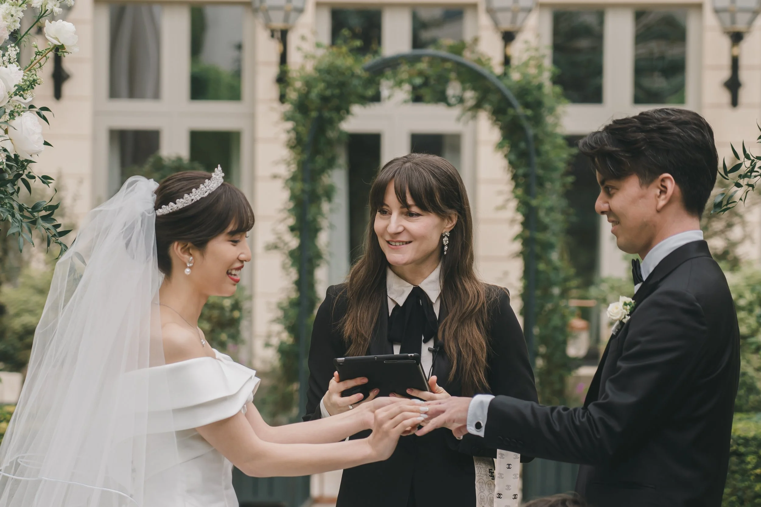 結婚式の誓いの儀式を行っているカップルと式の司祭