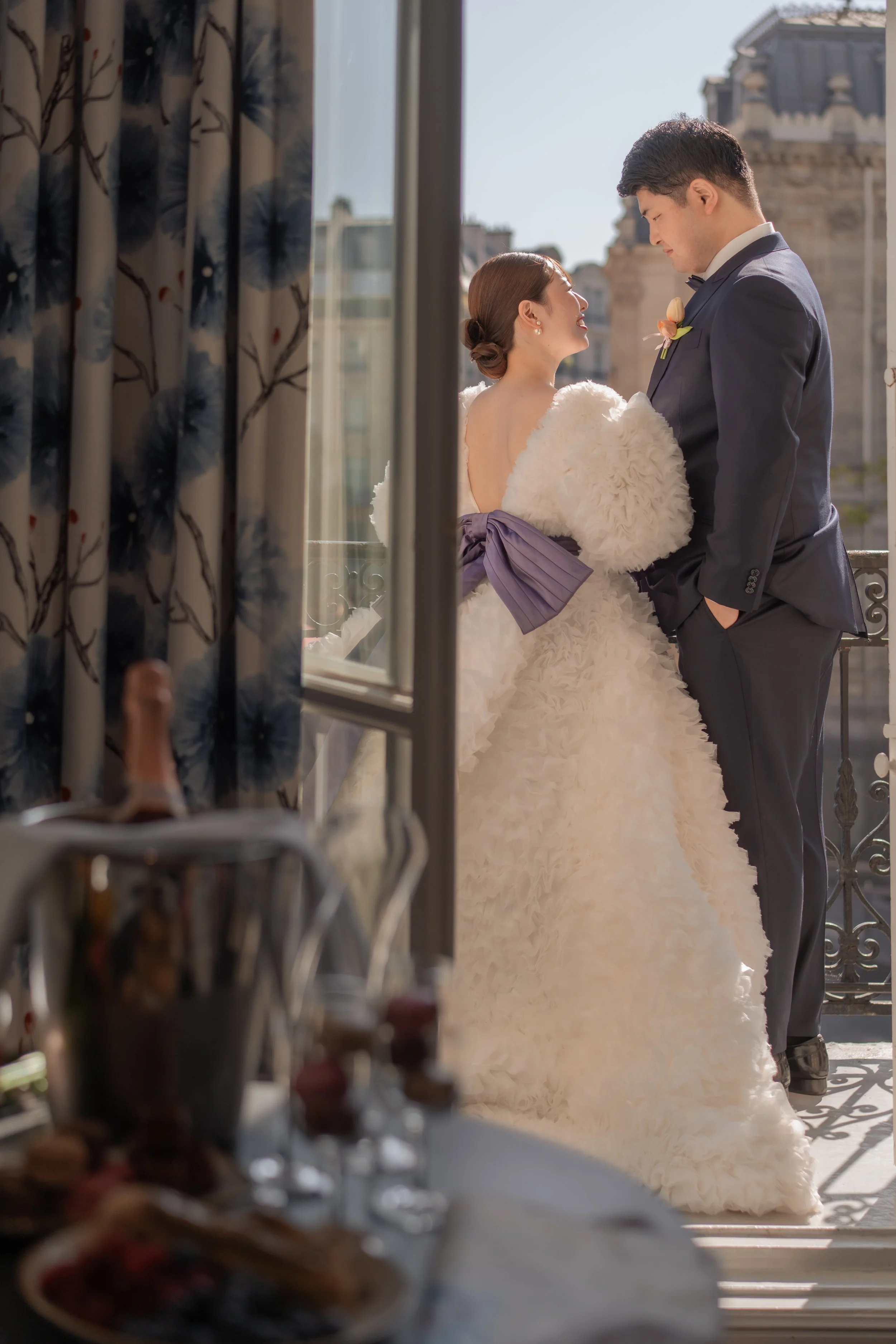 結婚式の新郎新婦が窓辺で見つめ合うシーン