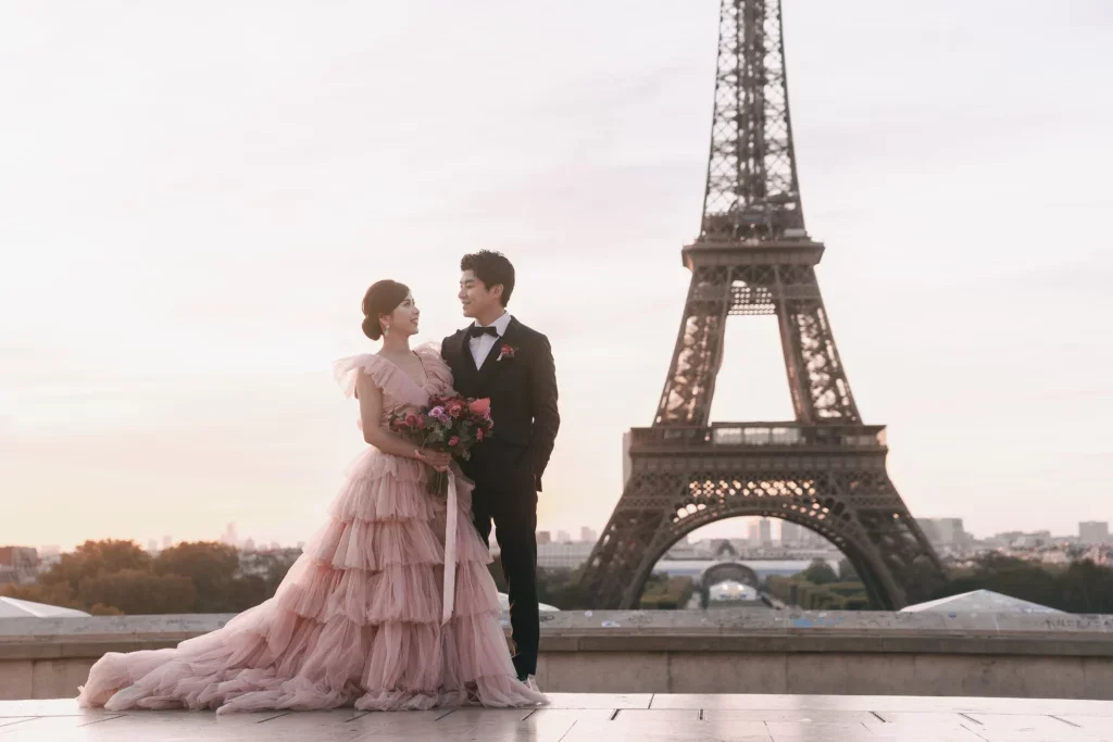 エッフェル塔の前で結婚式をしているカップル