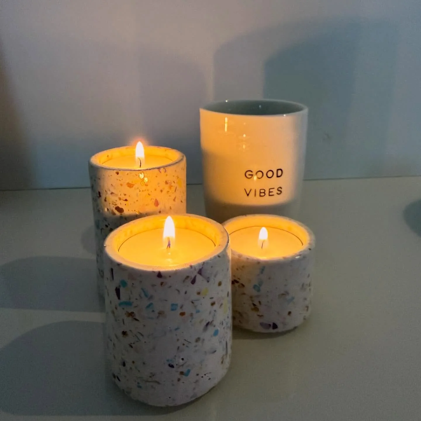 Cozyyyyyyy vibes in terrrazzo 😍 #ateliercraftique
#creatiefmetvrienden
#diyworkshop
#terrazzoatelier
#workshopwestvlaanderen