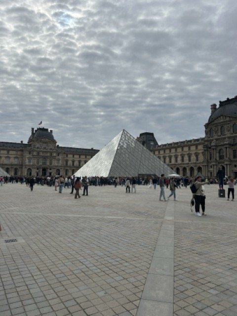 25 Minutes vs. 2 Hours: Why You Should Enter the Louvre from Underground