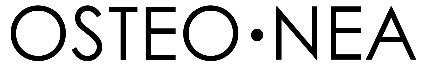 Ein Geschirrspüler mit geöffnetem Tür und cleanem Innenraum, darin mehrere Teller, Gläser und Besteck, bereit zum Reinigen.