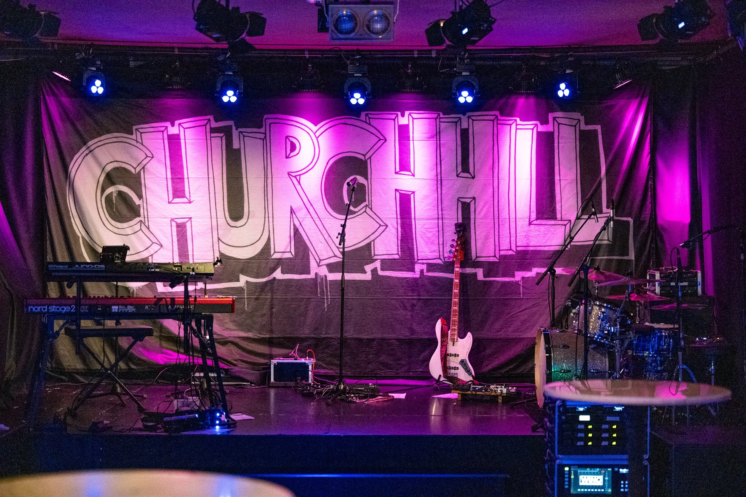 Bild von einer noch leeren Bühne, kurz vor dem Konzert