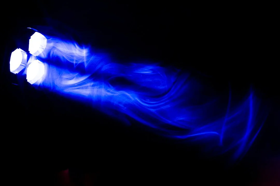 Scheinwerfer in blauem Licht. Bild aus der Konzertfotografie.