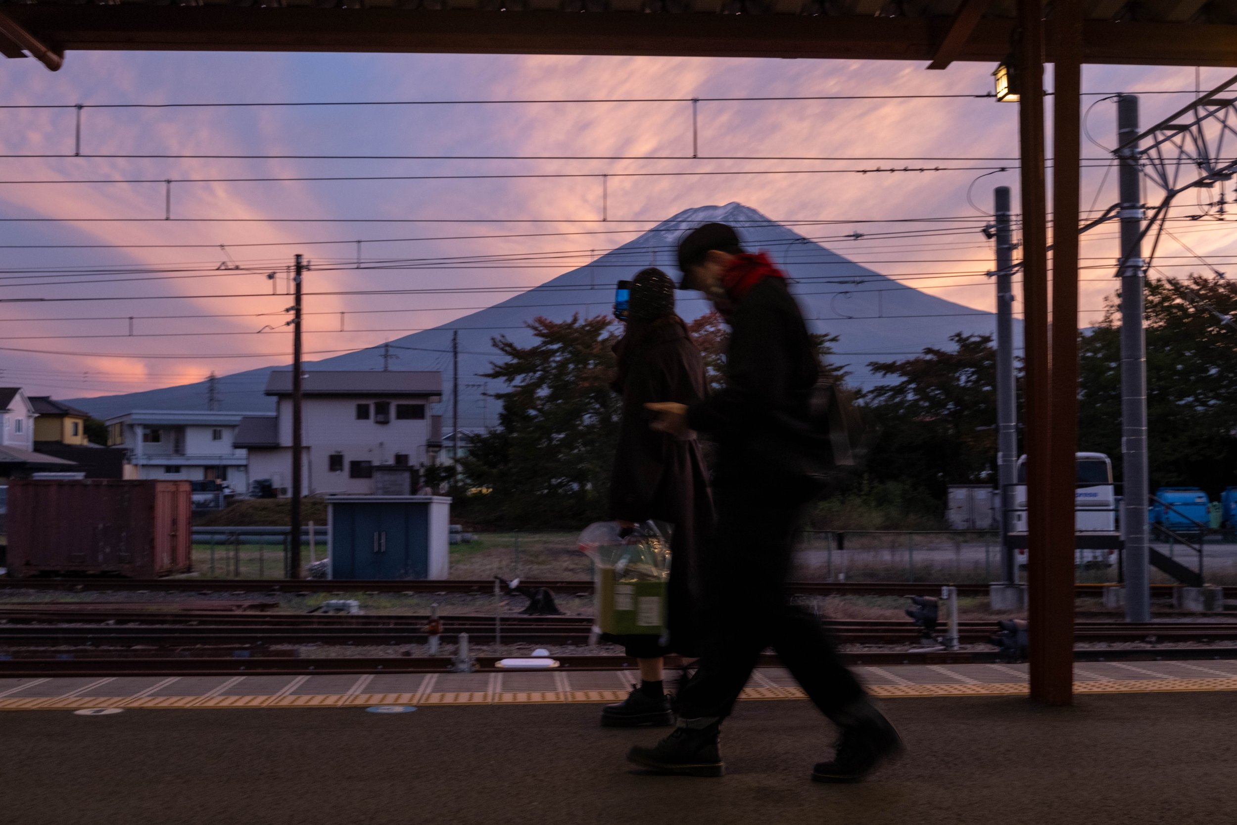 Andén de tren con el Monte Fuji al atardecer, Japón, fotografía documental