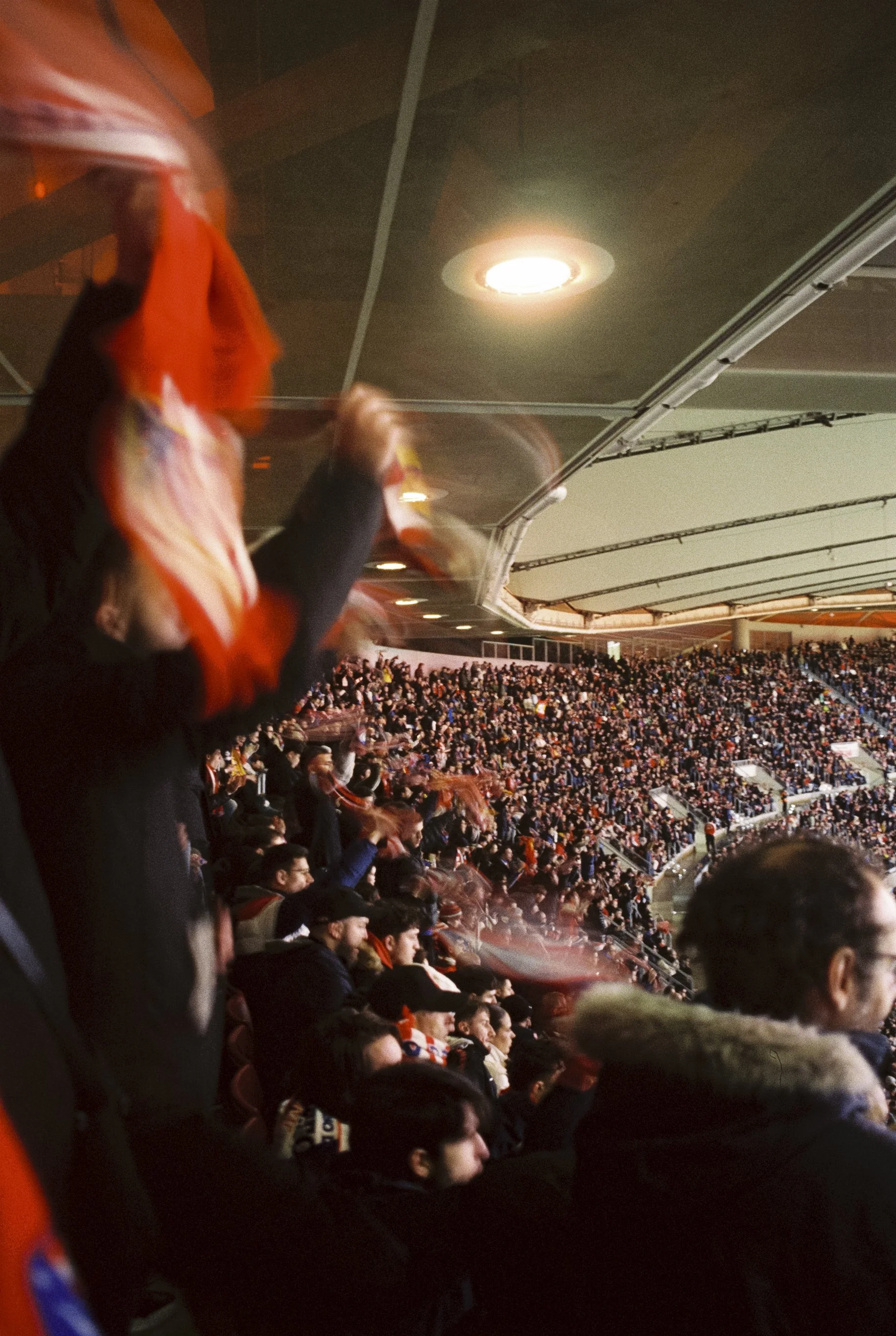 Aficionados del Atlético de Madrid ondeando banderas en la grada, Copa del Rey, fotografía analógica