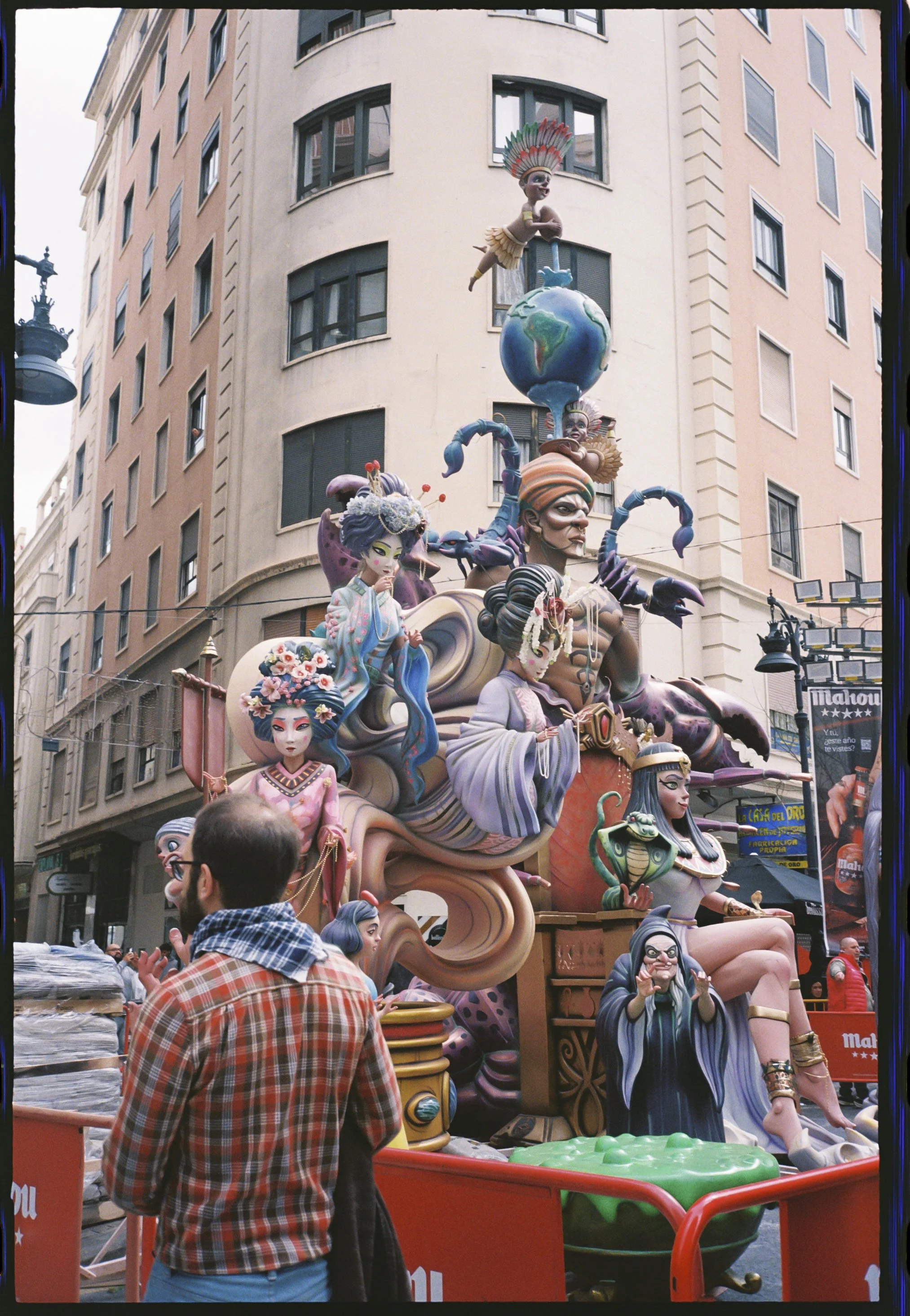 Falla monumental con figuras artísticas en Valencia, fotografía analógica