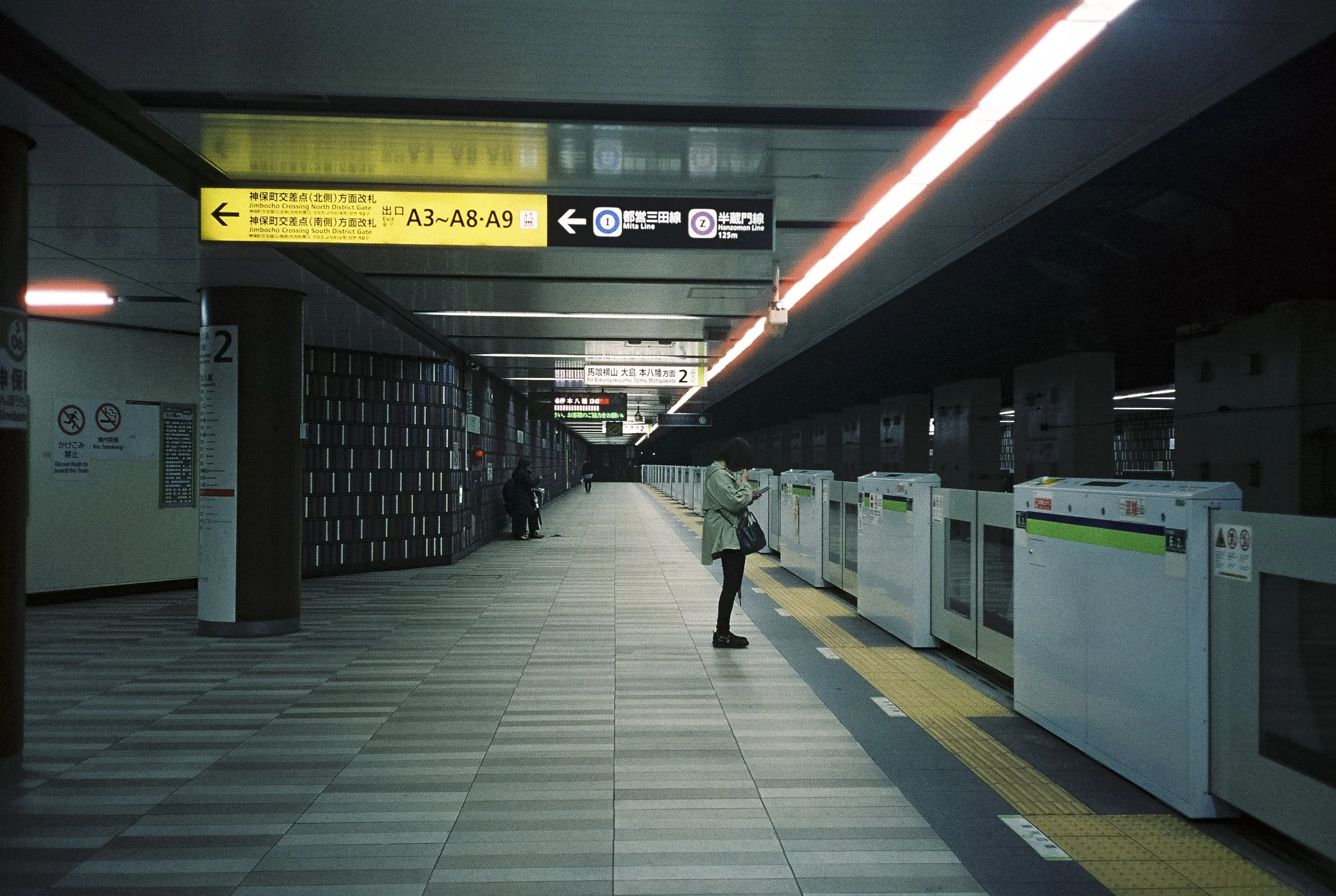 Escena cotidiana en metro, capturada en analógico. Ritmo urbano y narrativa visual.