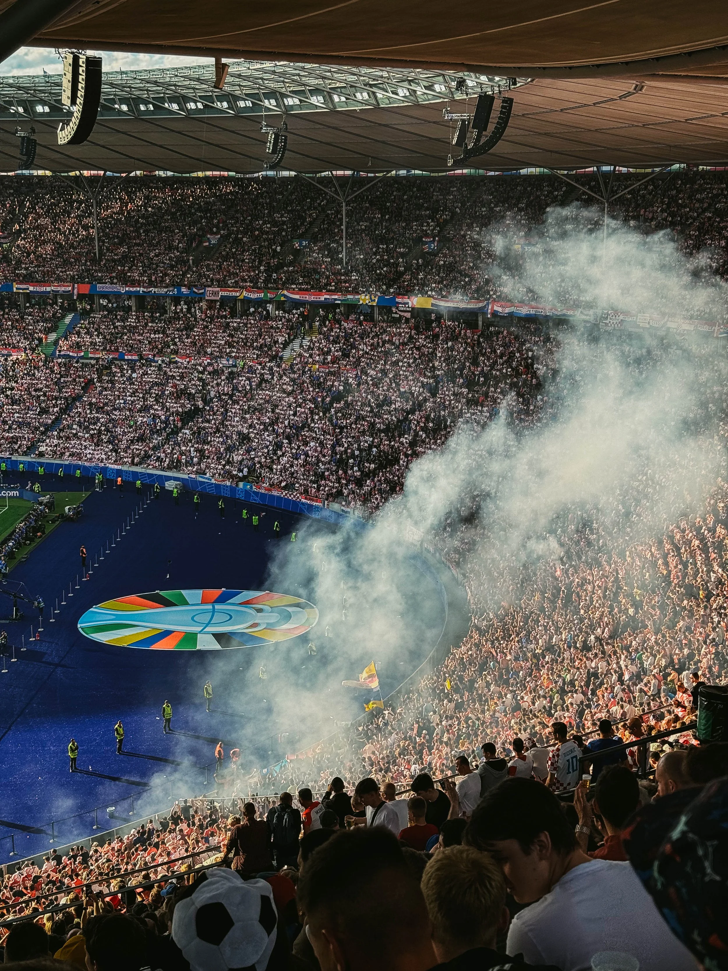 Grada de aficionados con bengala durante la Eurocopa 2024, fotografía analógica