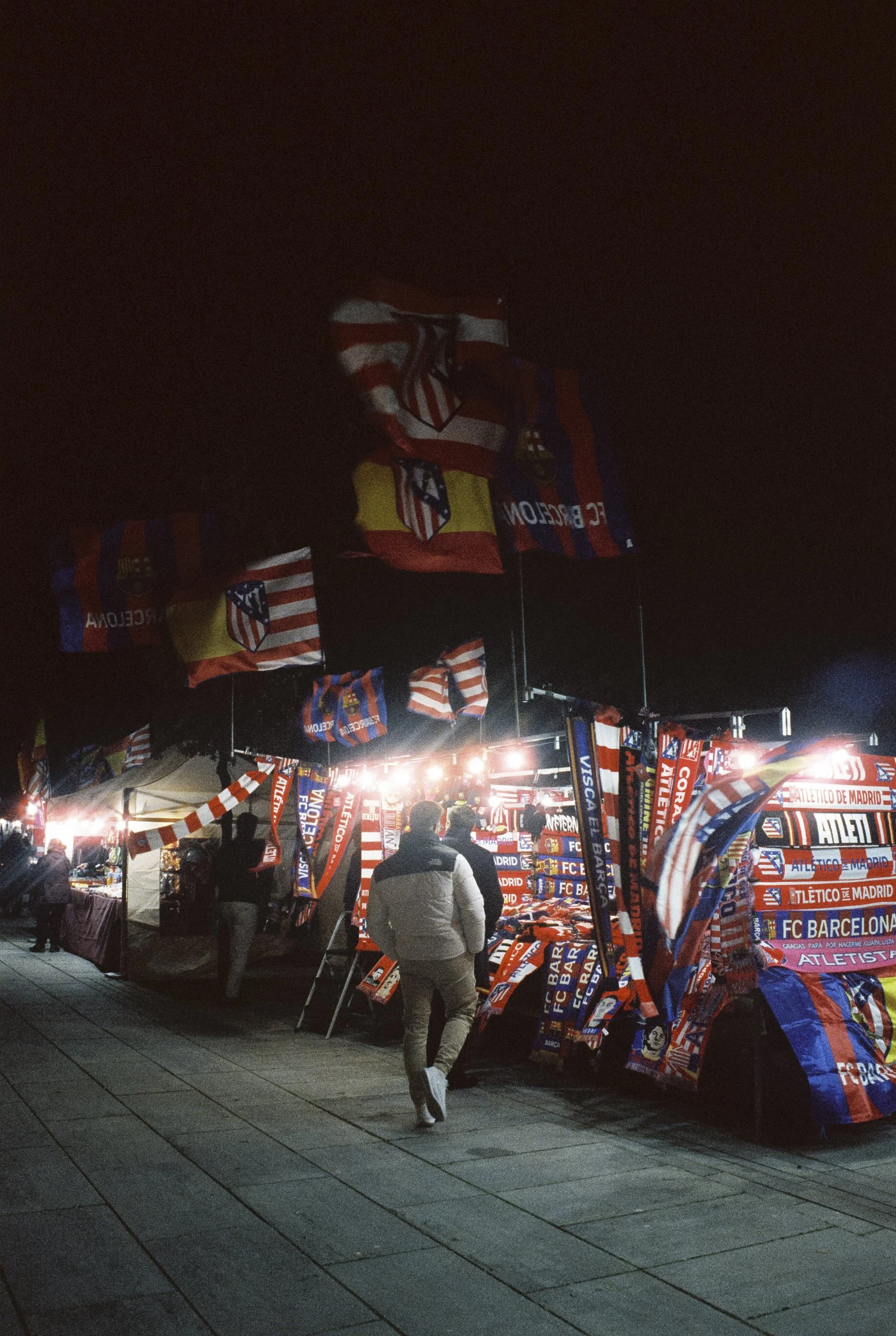 Puesto de bufandas y banderas de Atlético de Madrid y Barça antes de la Copa del Rey, fotografía analógica