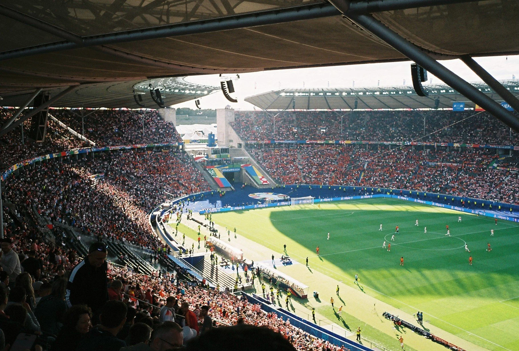 Vista del Estadio Olímpico de Berlín durante un partido de la Eurocopa 2024, fotografía analógica