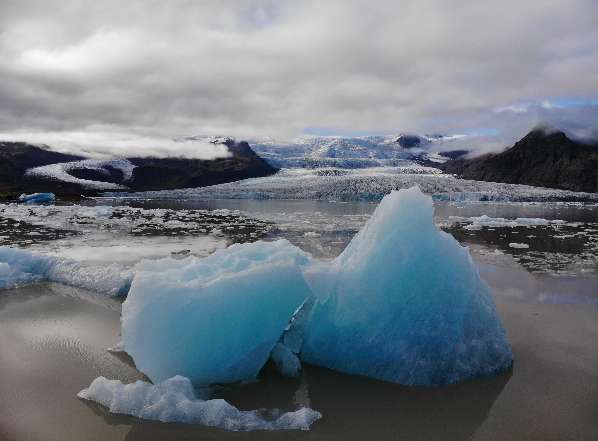 Fotografía editorial de paisaje en Islandia. Glaciar y formaciones de hielo capturados desde una mirada documental centrada en textura, escala y entorno natural.