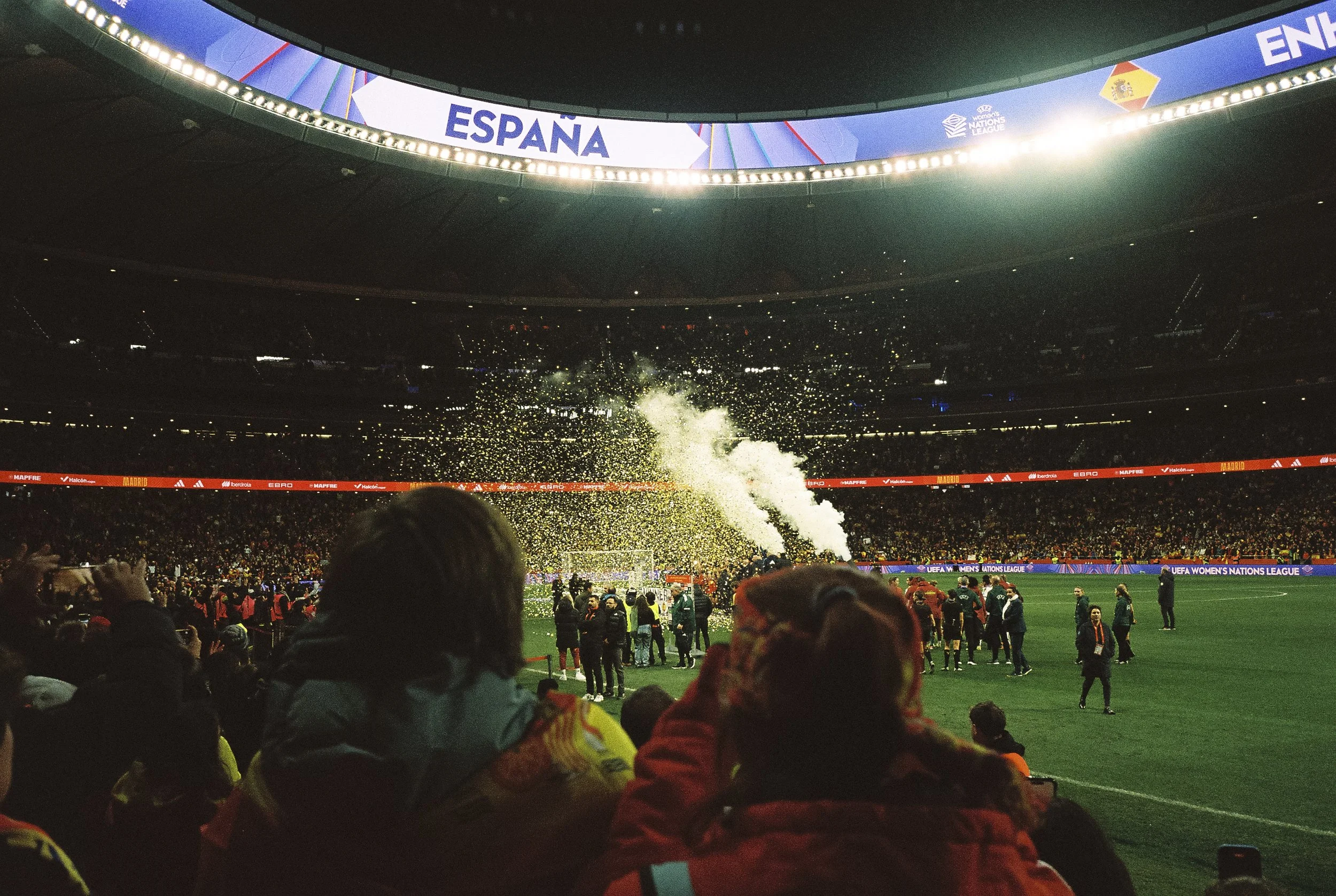 Celebración de España en la grada durante la final de la Nations League femenina, fotografía analógic