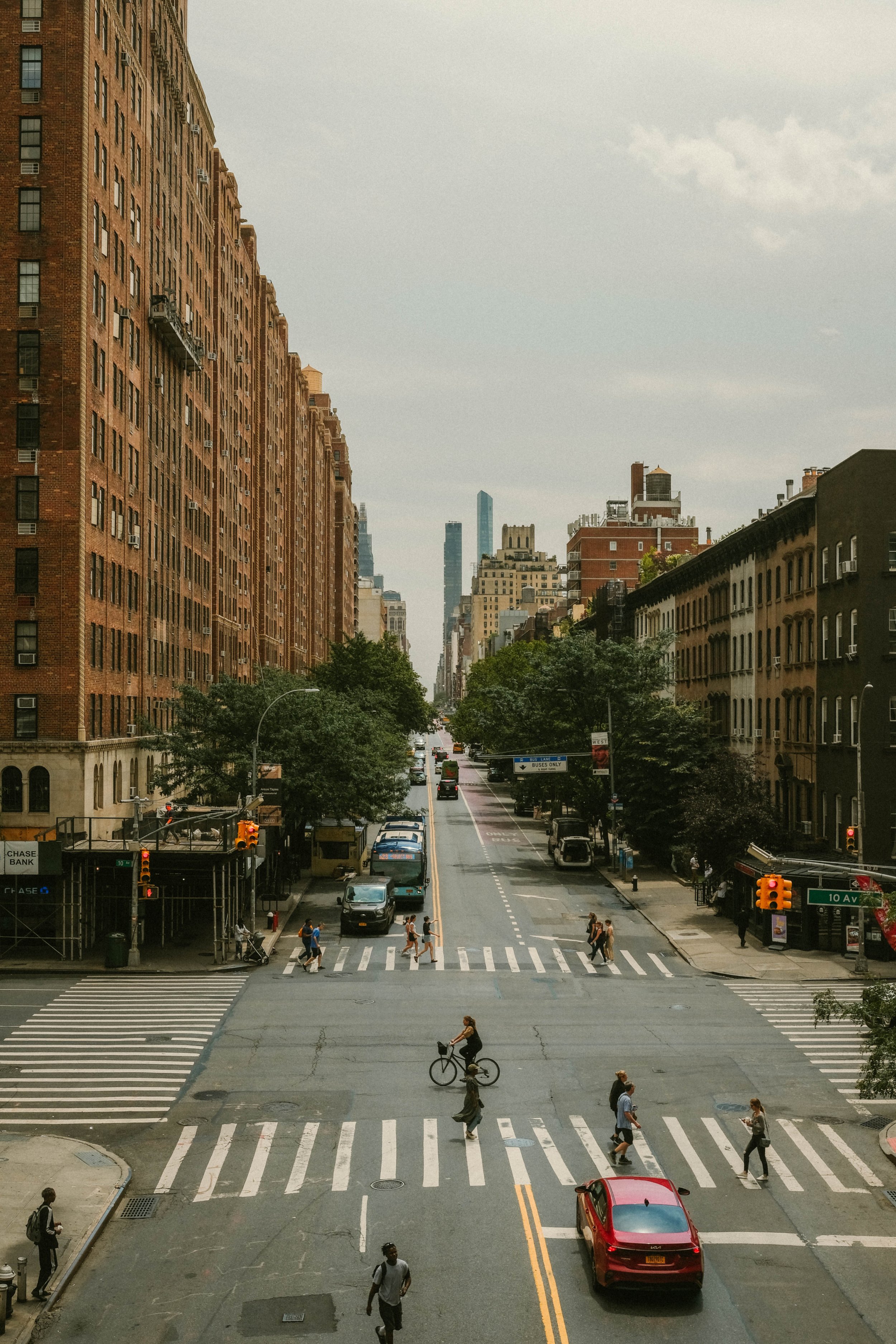 Cruce de una avenida en Nueva York con el perfil de la ciudad al fondo, fotografía documental