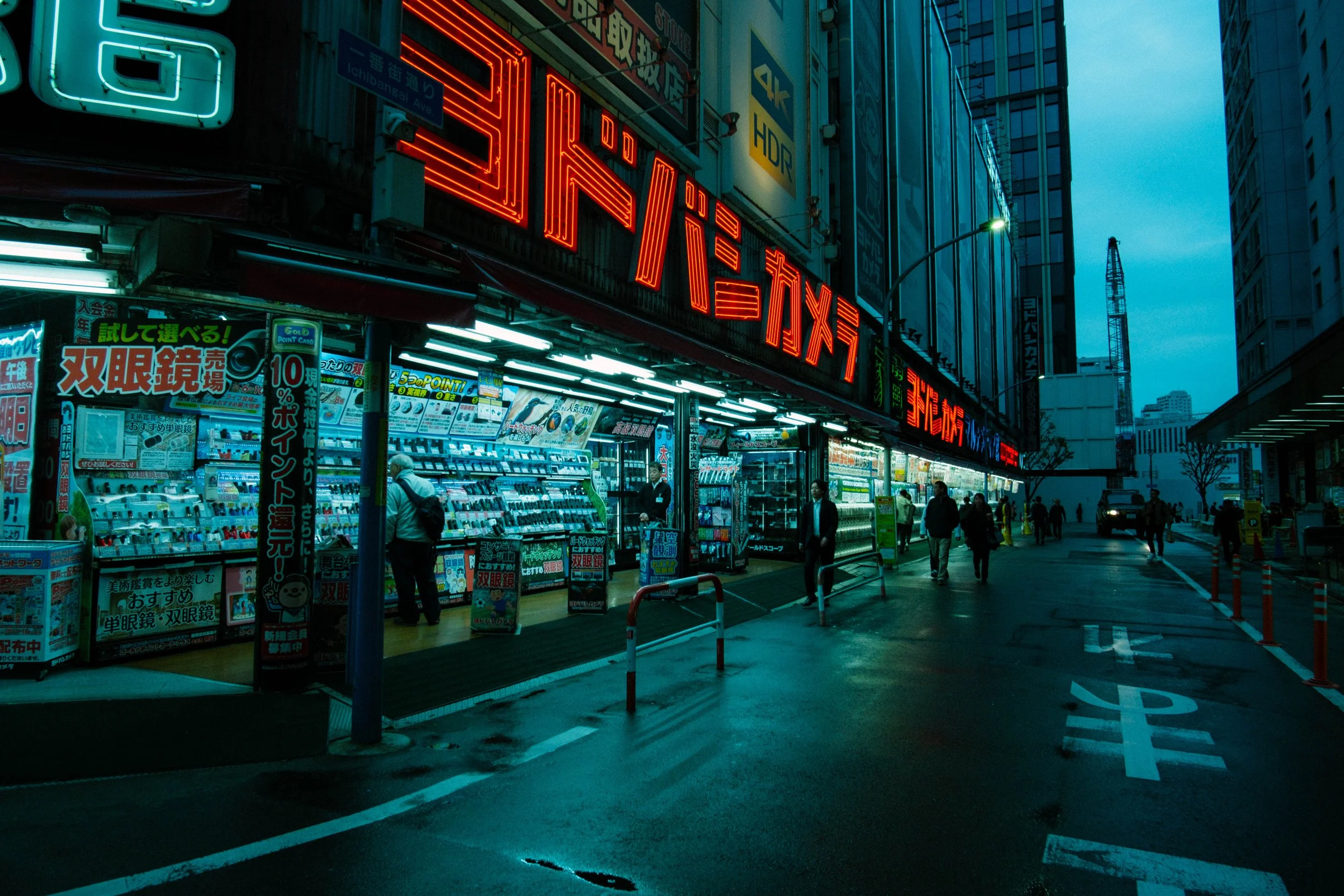 Calle nocturna en Tokio. Luz, arquitectura y atmósfera urbana contemporánea.