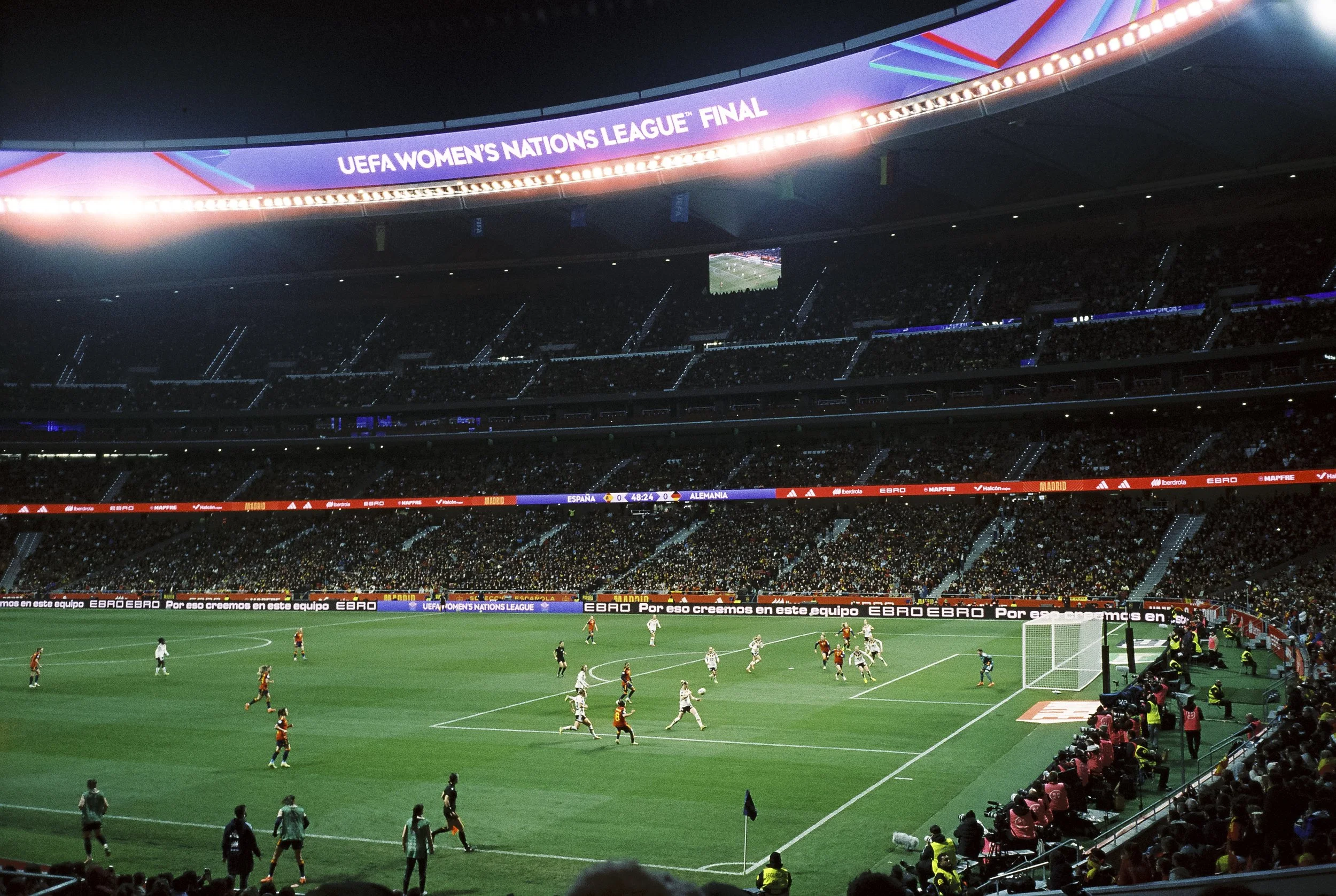 Partido de la final de la Nations League femenina entre España y Alemania, fotografía analógica