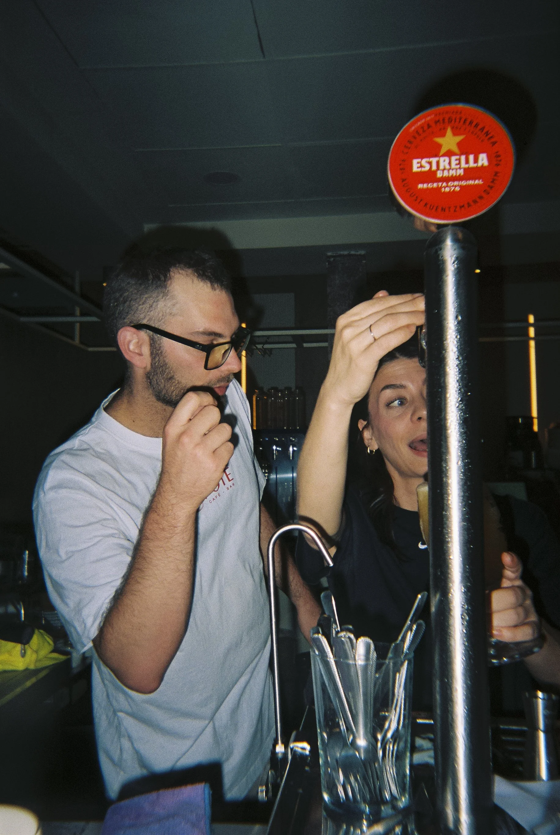 Miyagi Studio y colaboradores en la barra de Pote Café Bar durante Rollo Mundial