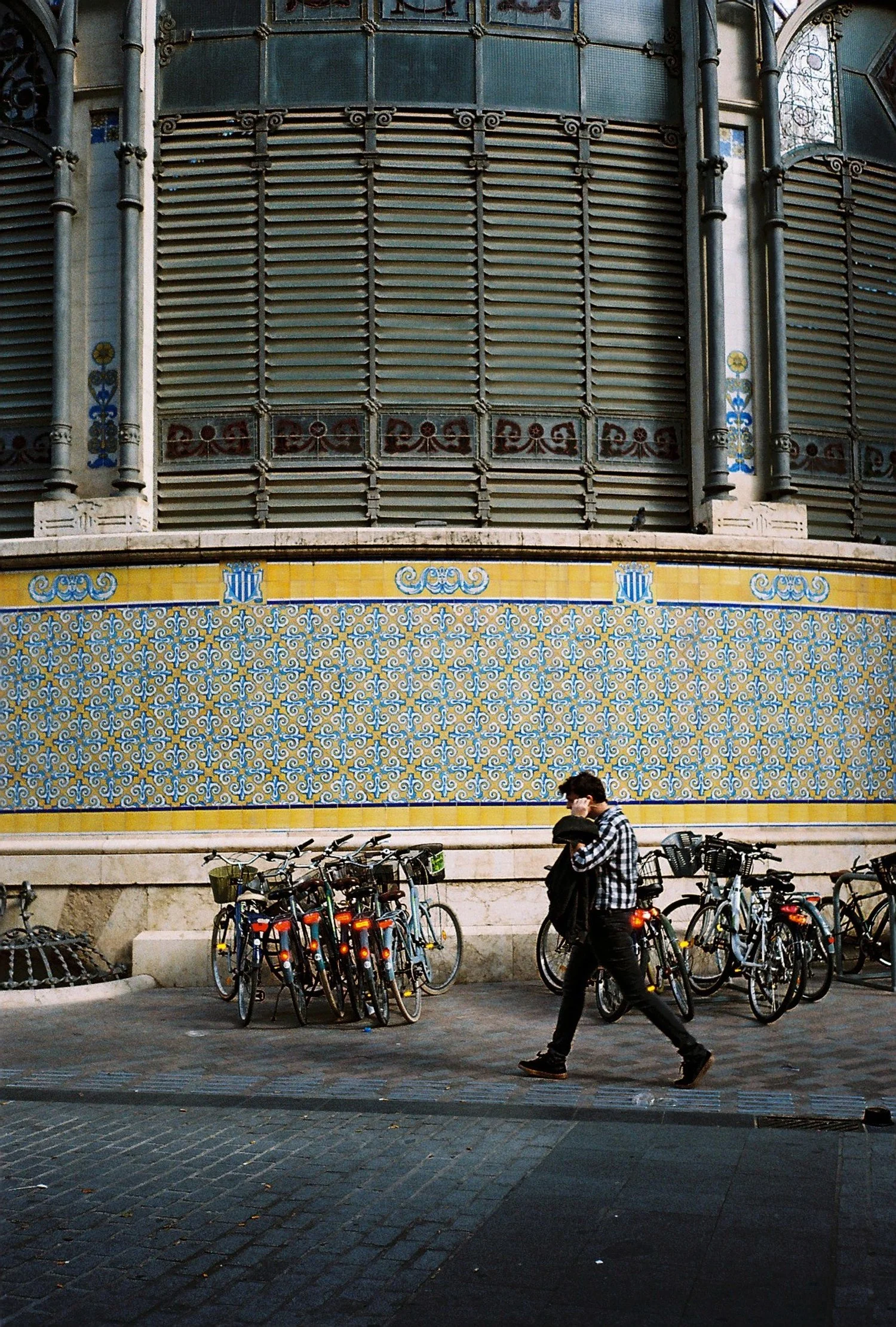 Fotografía analógica de calle. Movimiento, espera y ciudad como contexto.