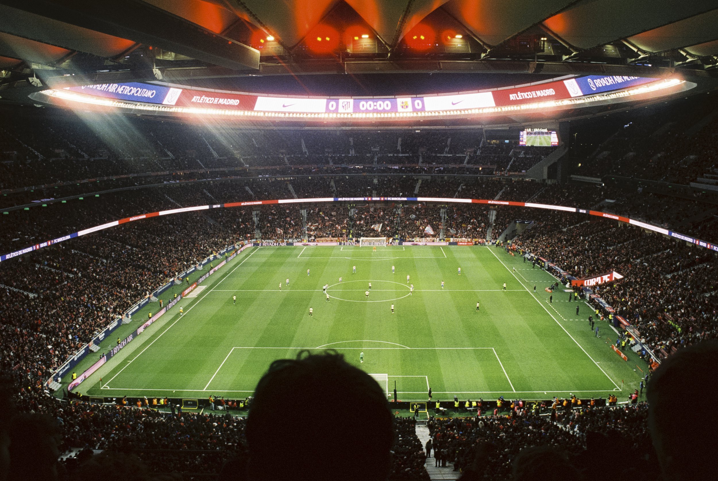 Estadio Metropolitano durante la Copa del Rey entre Atlético de Madrid y Barça, fotografía analógic