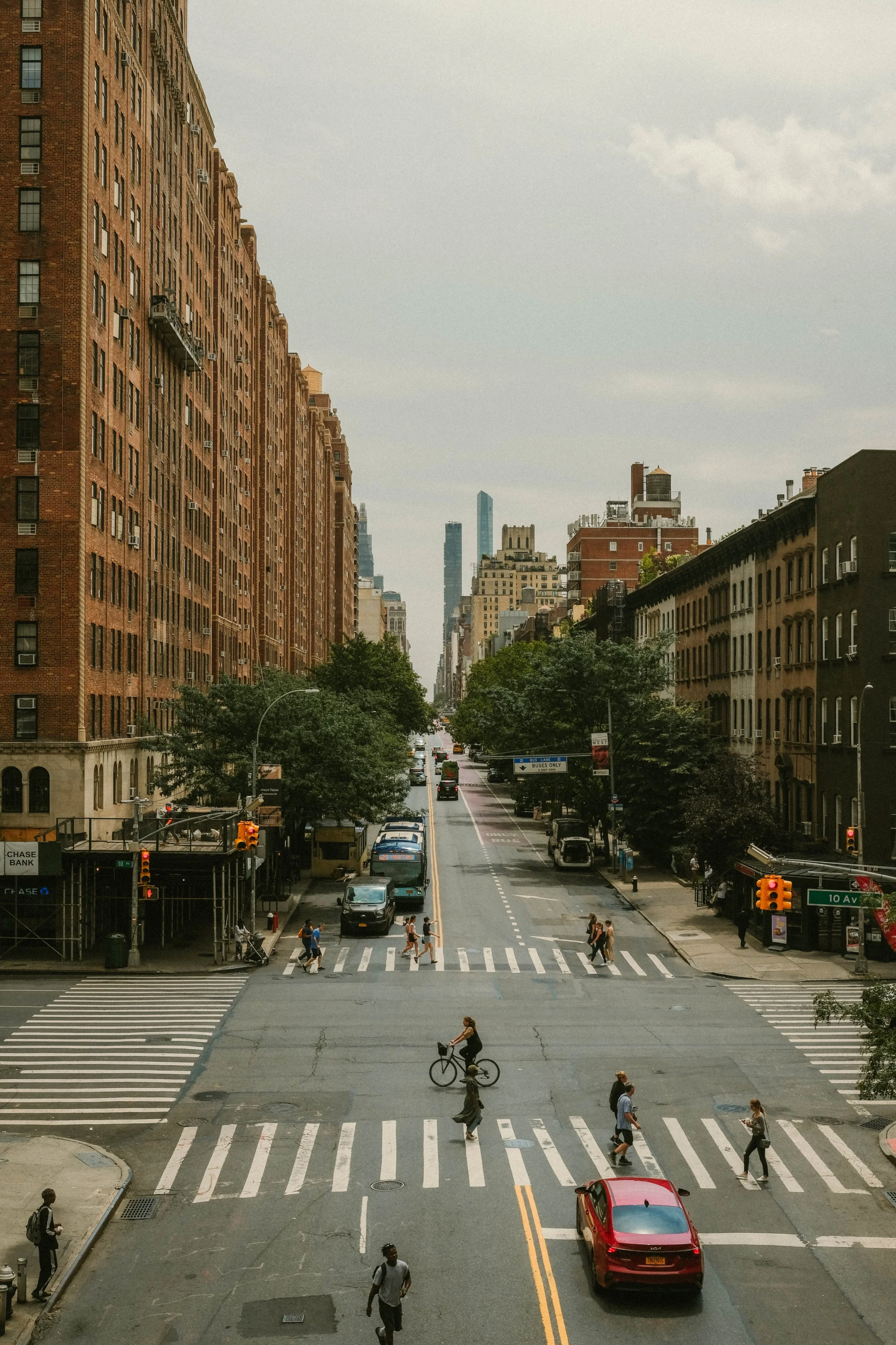 Cruce urbano en Nueva York. Fotografía editorial de viaje y vida cotidiana.