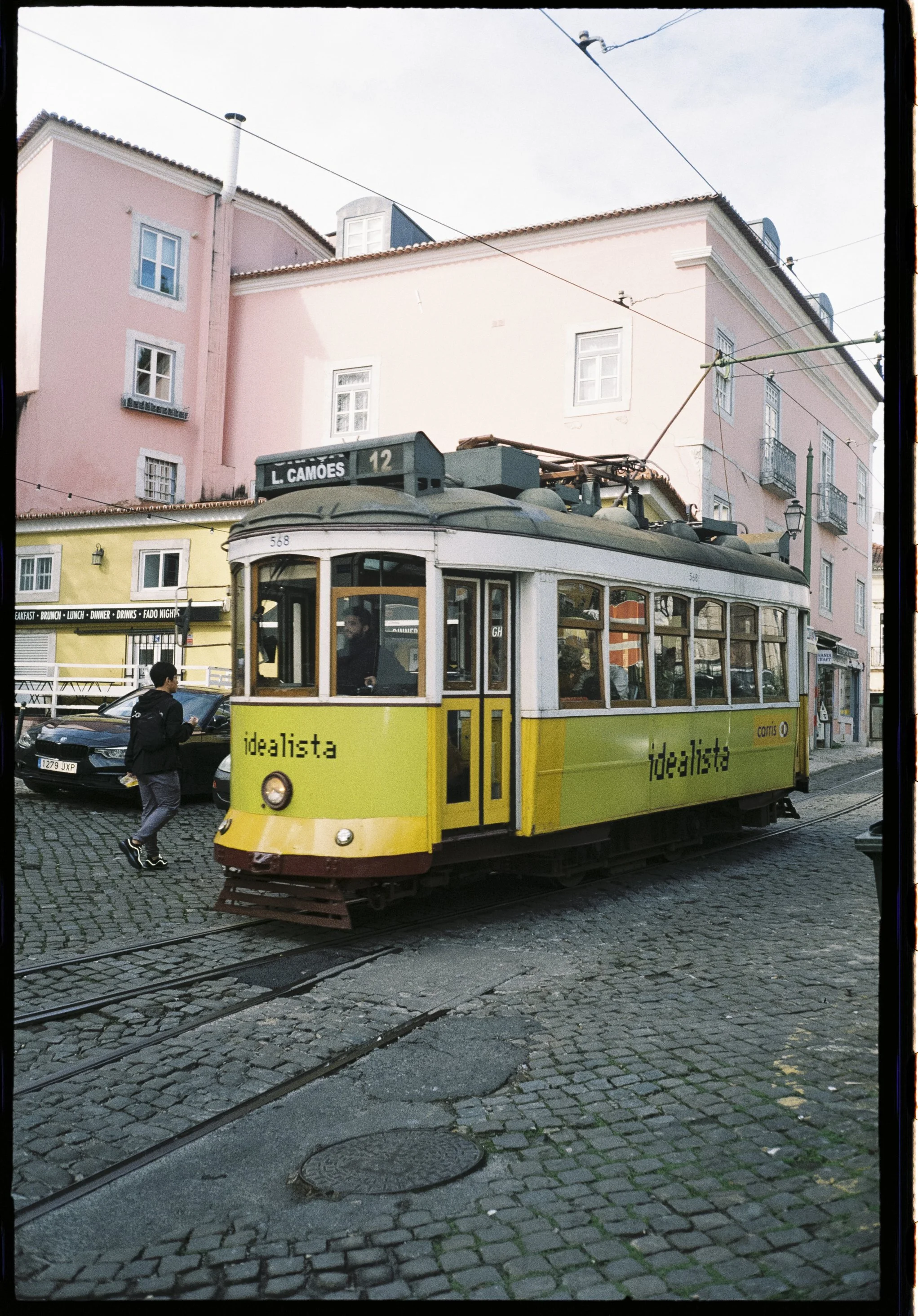 Tranvía amarillo de la línea 12 en Lisboa, fotografía analógica