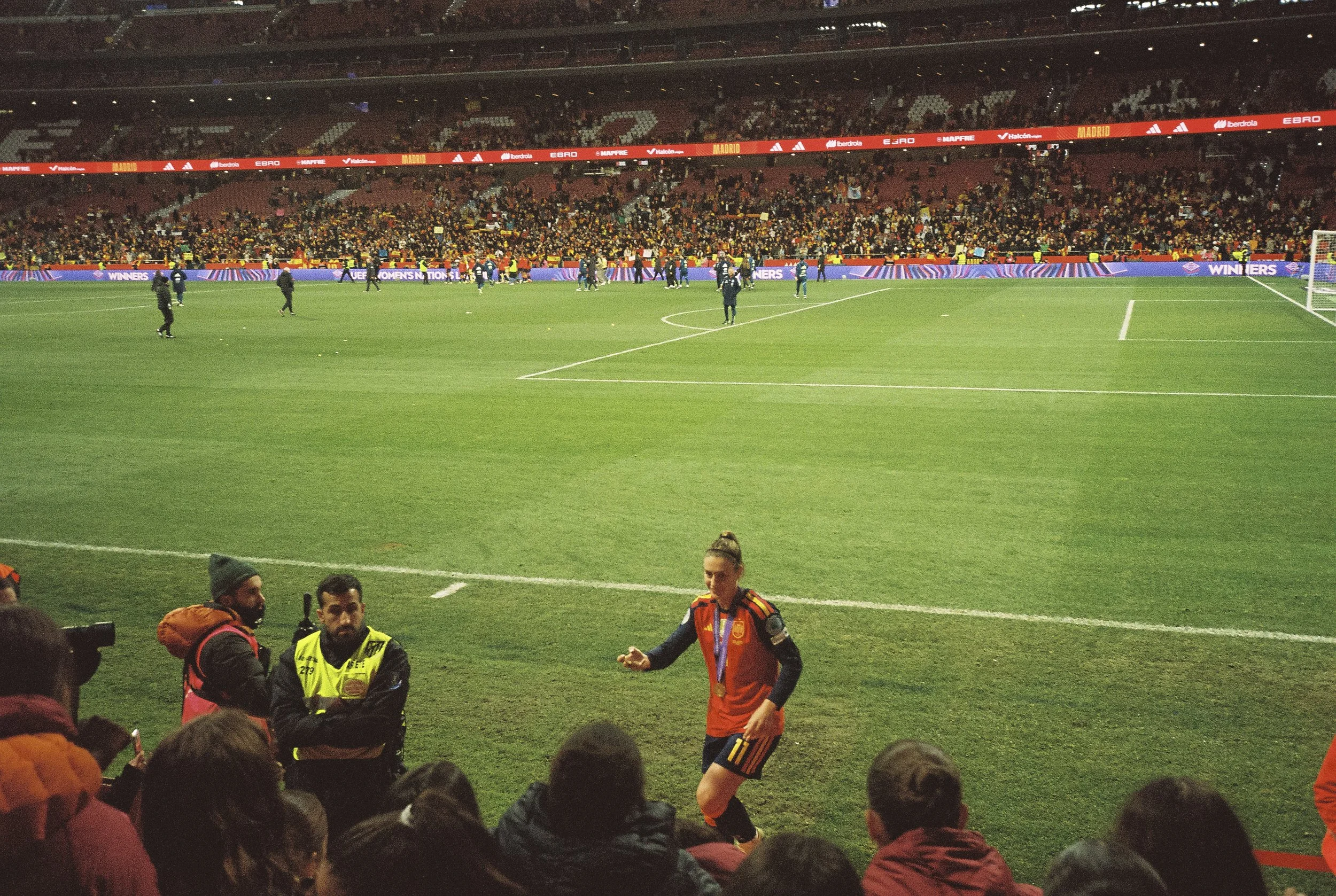 Alexia Putellas, jugadora de la selección española con su medalla tras la final de la Nations League femenina