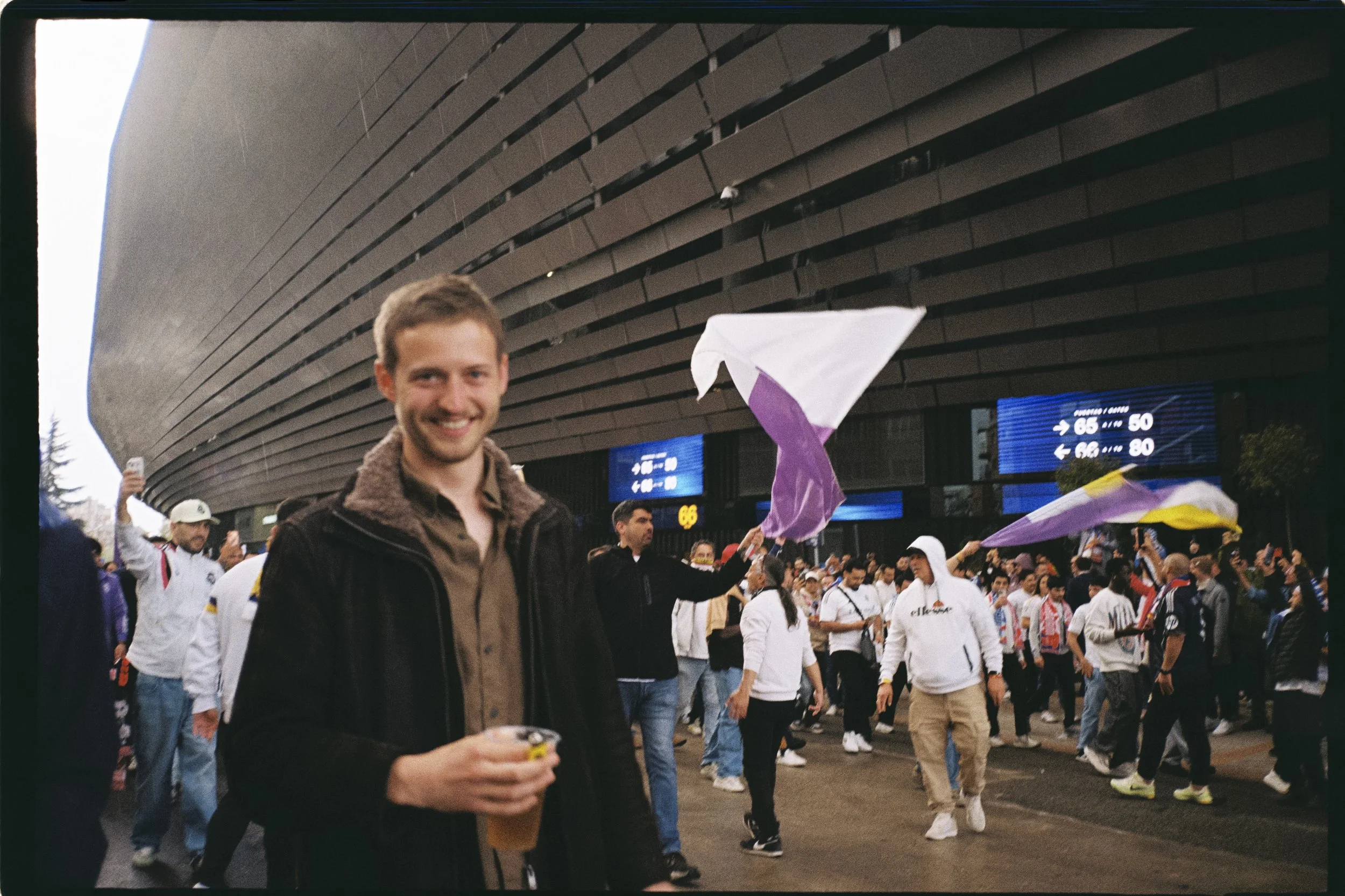 Ambiente de previa antes de un partido de Champions League, fotografía analógica