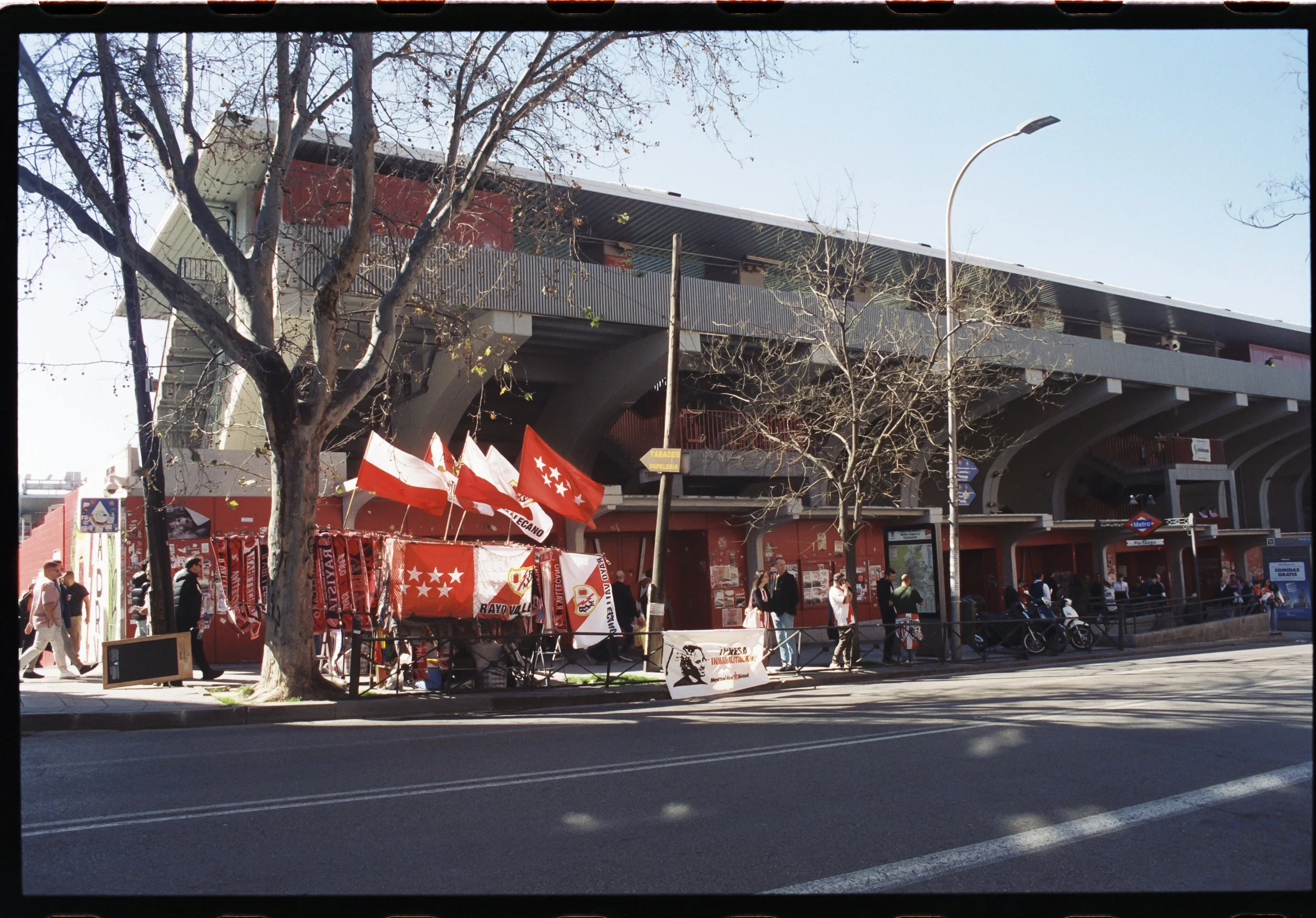 Exterior del Campo de Fútbol de Vallecas con banderas del Rayo, jornada retro de LaLiga
