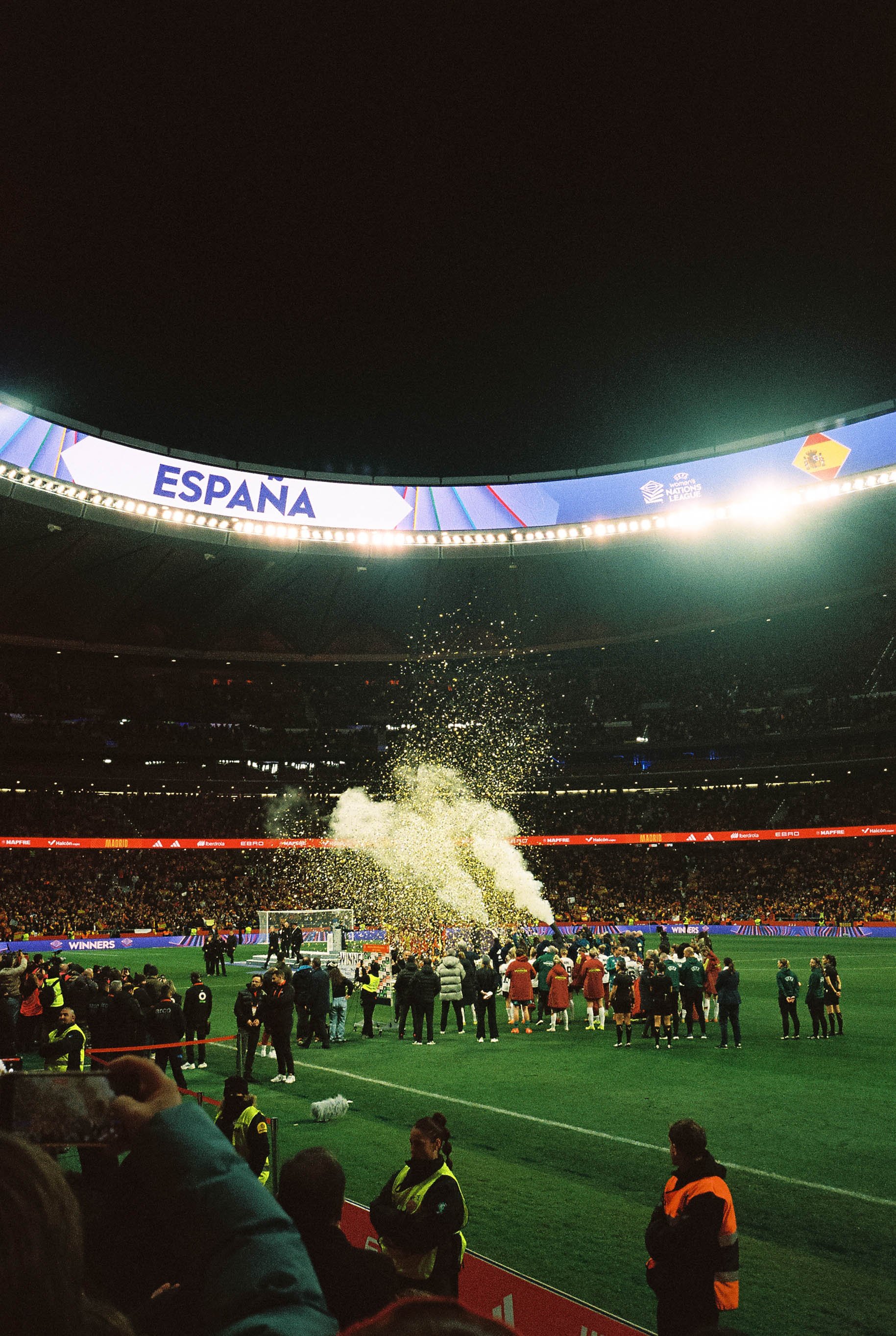 otografía editorial de la final de la UEFA Nations League Femenina 2025. Celebración y emoción capturadas desde una mirada documental en un contexto de fútbol de élite.