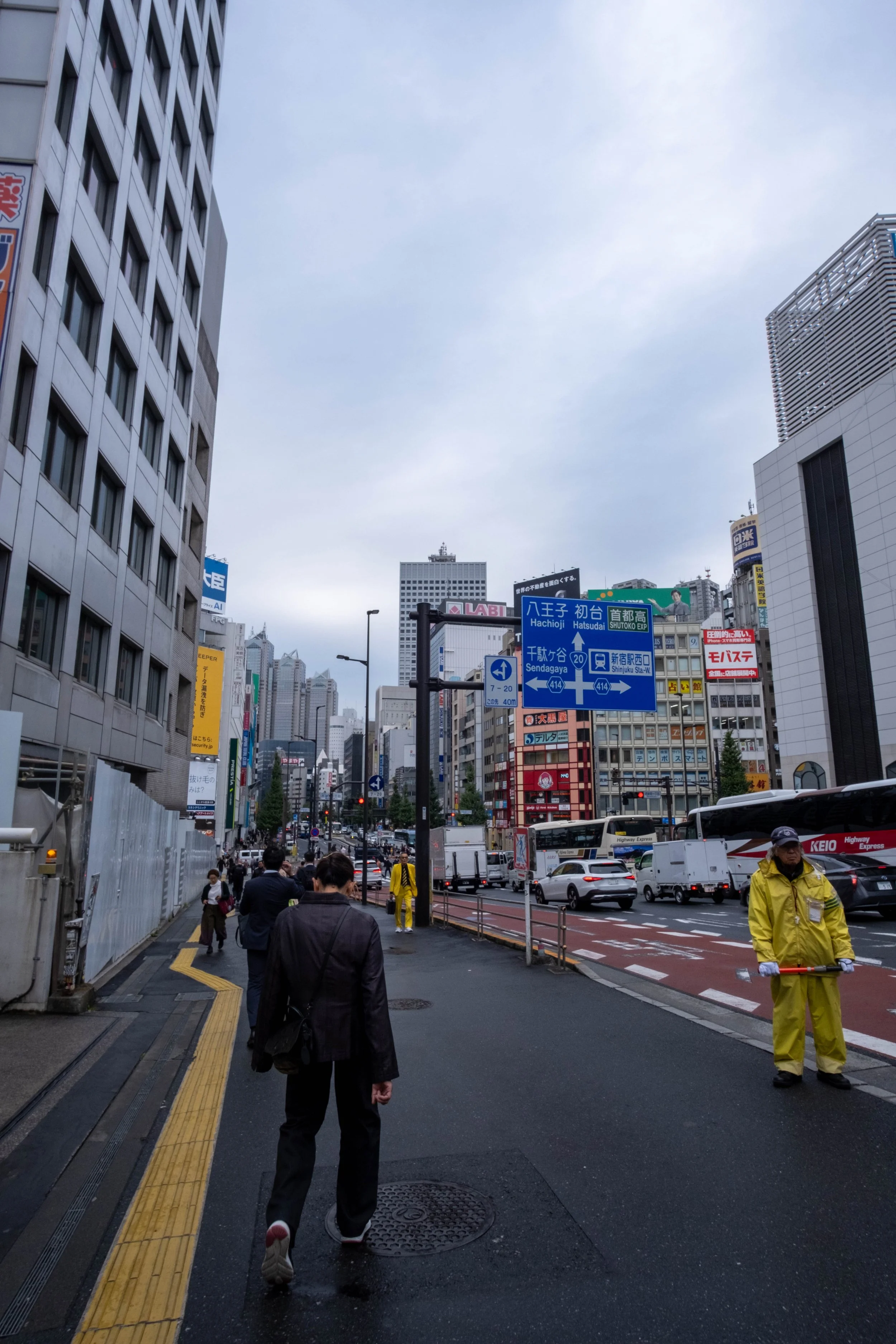 Calle de Shinjuku en Tokio con tráfico y rascacielos, fotografía documental
