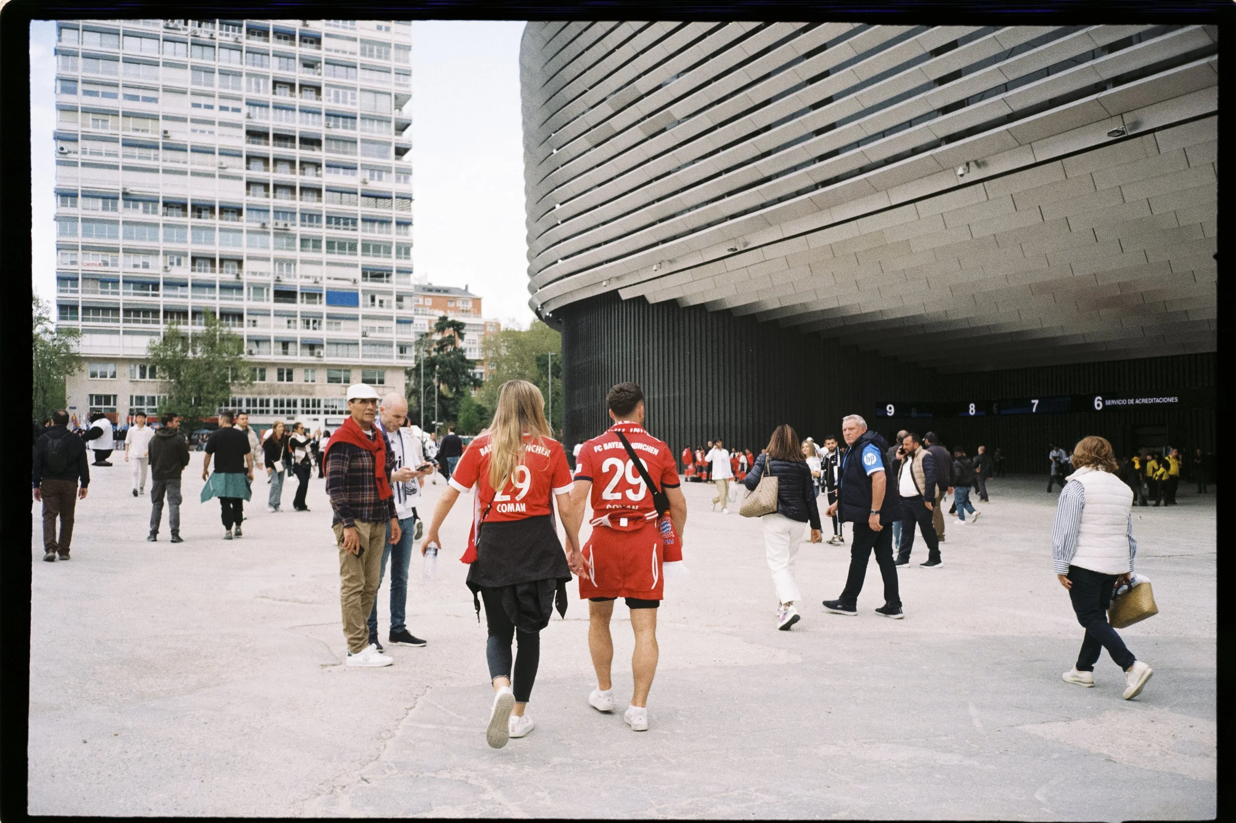 Aficionados del Bayern de Múnich caminando junto al estadio en Champions League, fotografía analógica