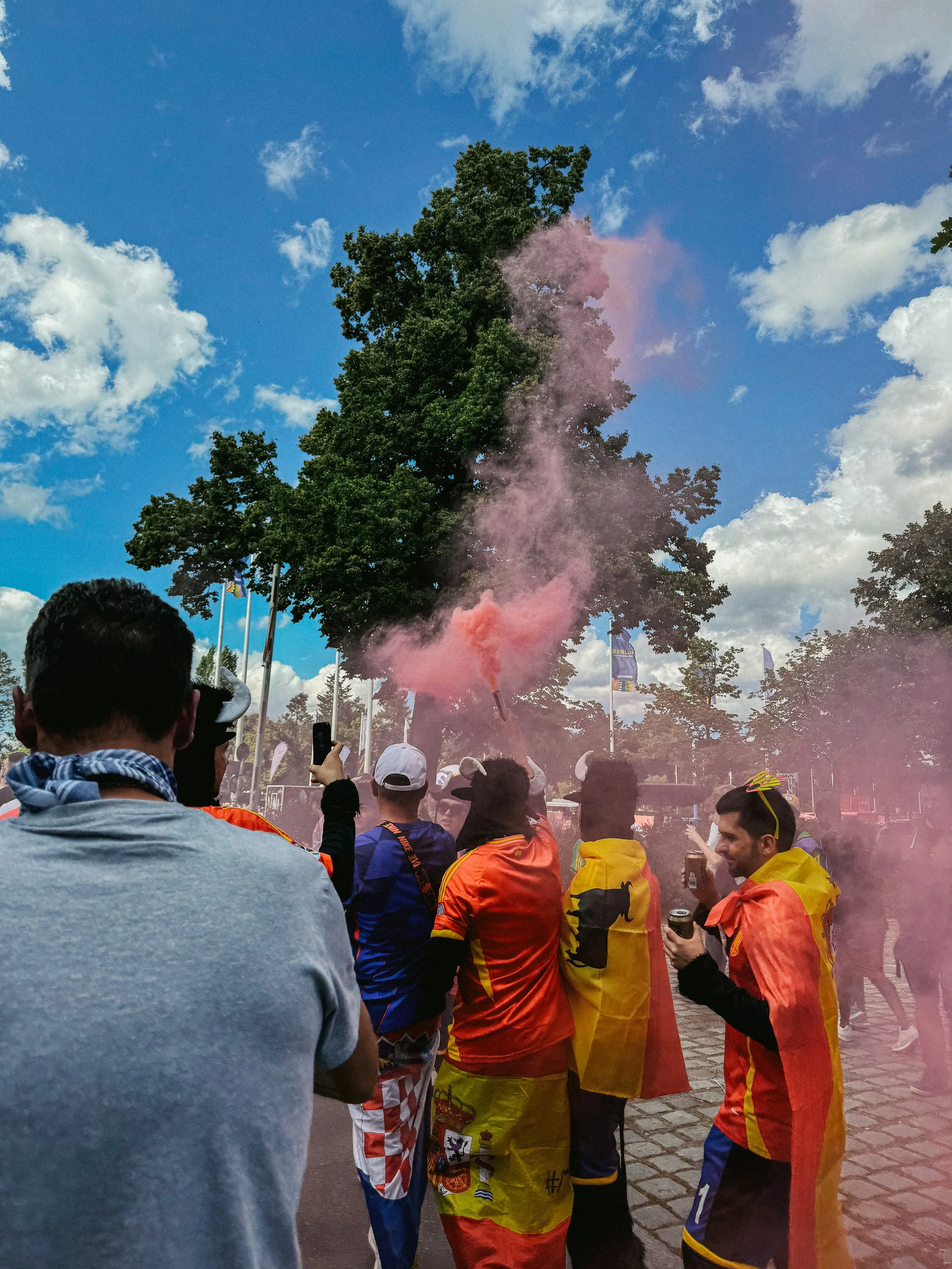 Bengala roja frente a un cielo nublado en Berlín, celebración de la Eurocopa 2024