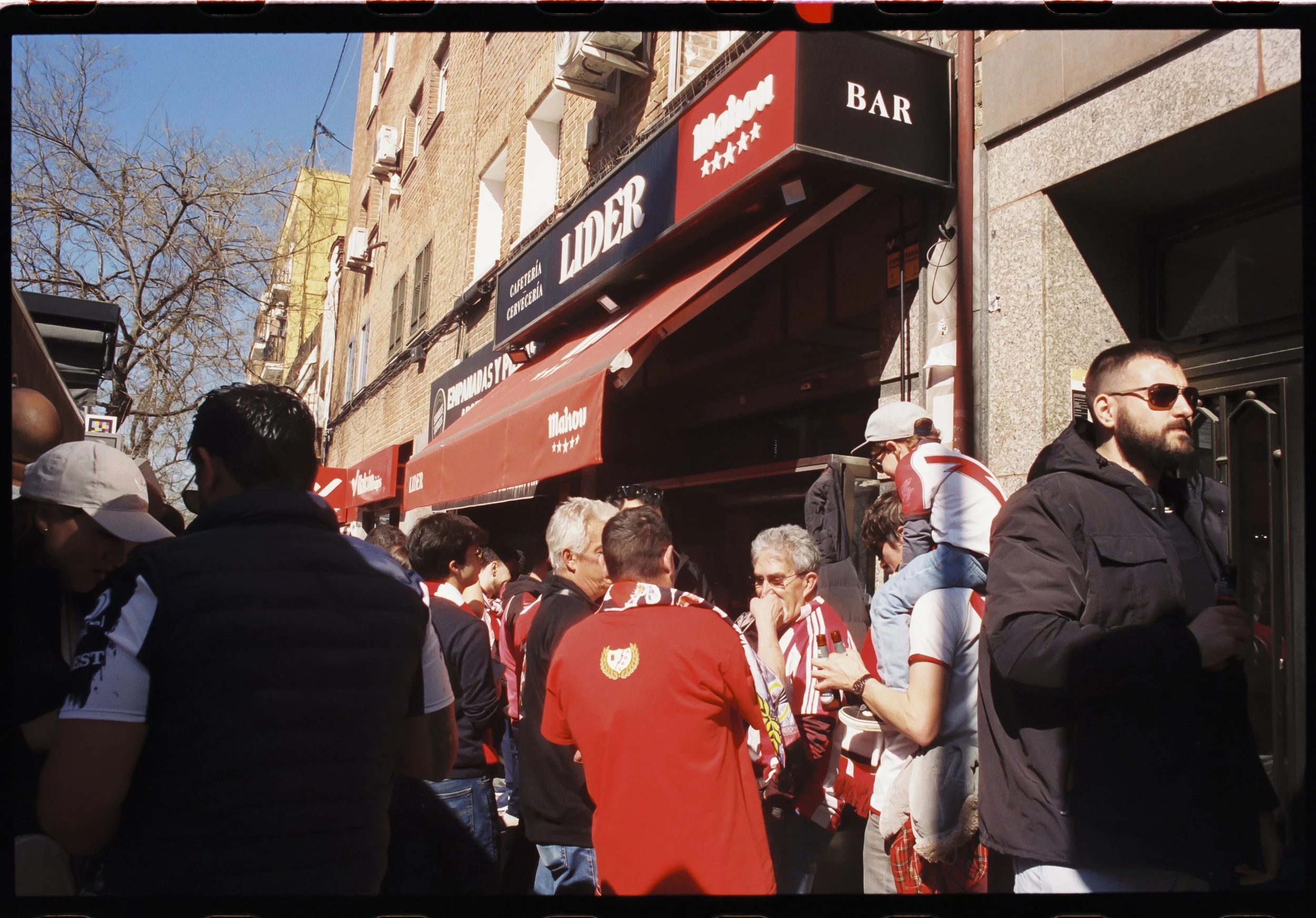 Aficionados del Rayo Vallecano reunidos en un bar de Vallecas antes del partido, fotografía analógica