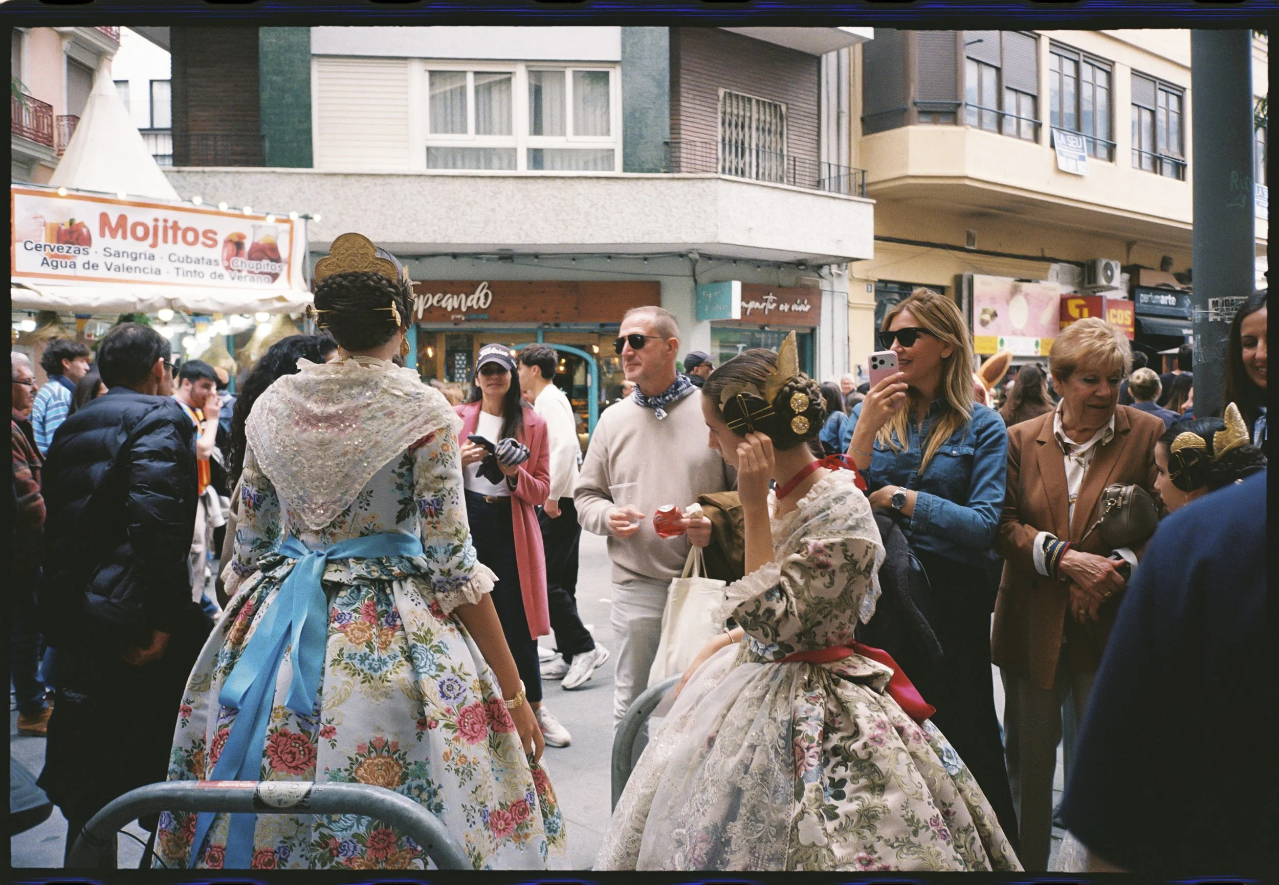 Falleras con traje tradicional en la calle durante las Fallas de Valencia, fotografía analógica