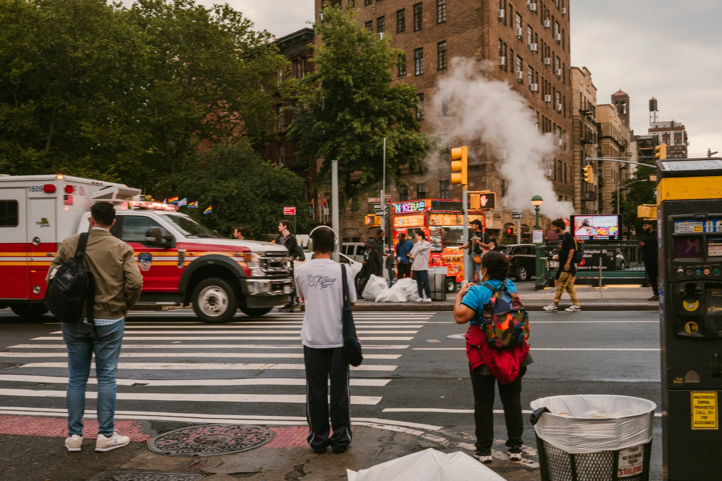 Camión de bomberos y vapor saliendo del alcantarillado en una calle de Nueva York, fotografía documental