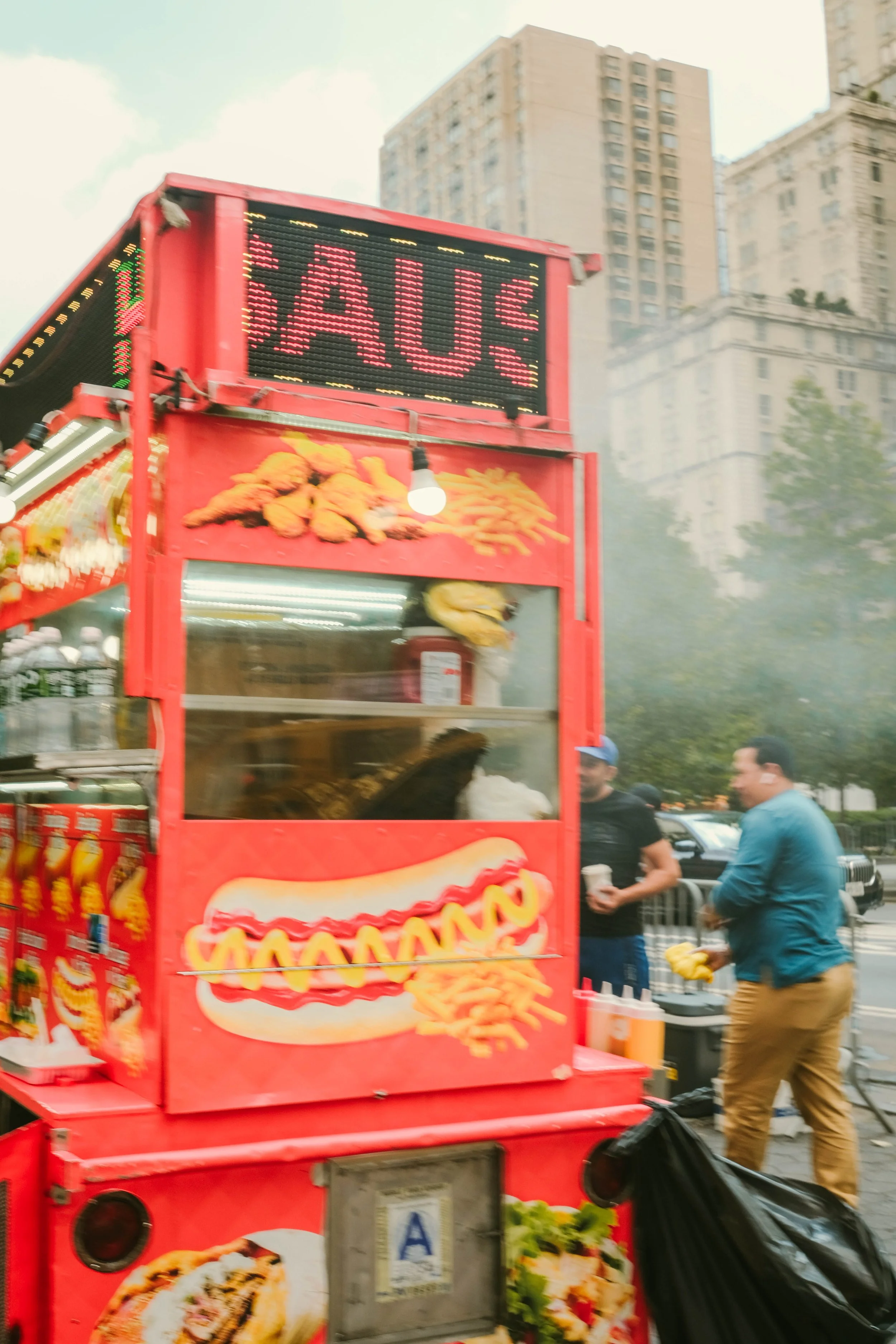 Puesto callejero de hot dogs en Nueva York, fotografía documental