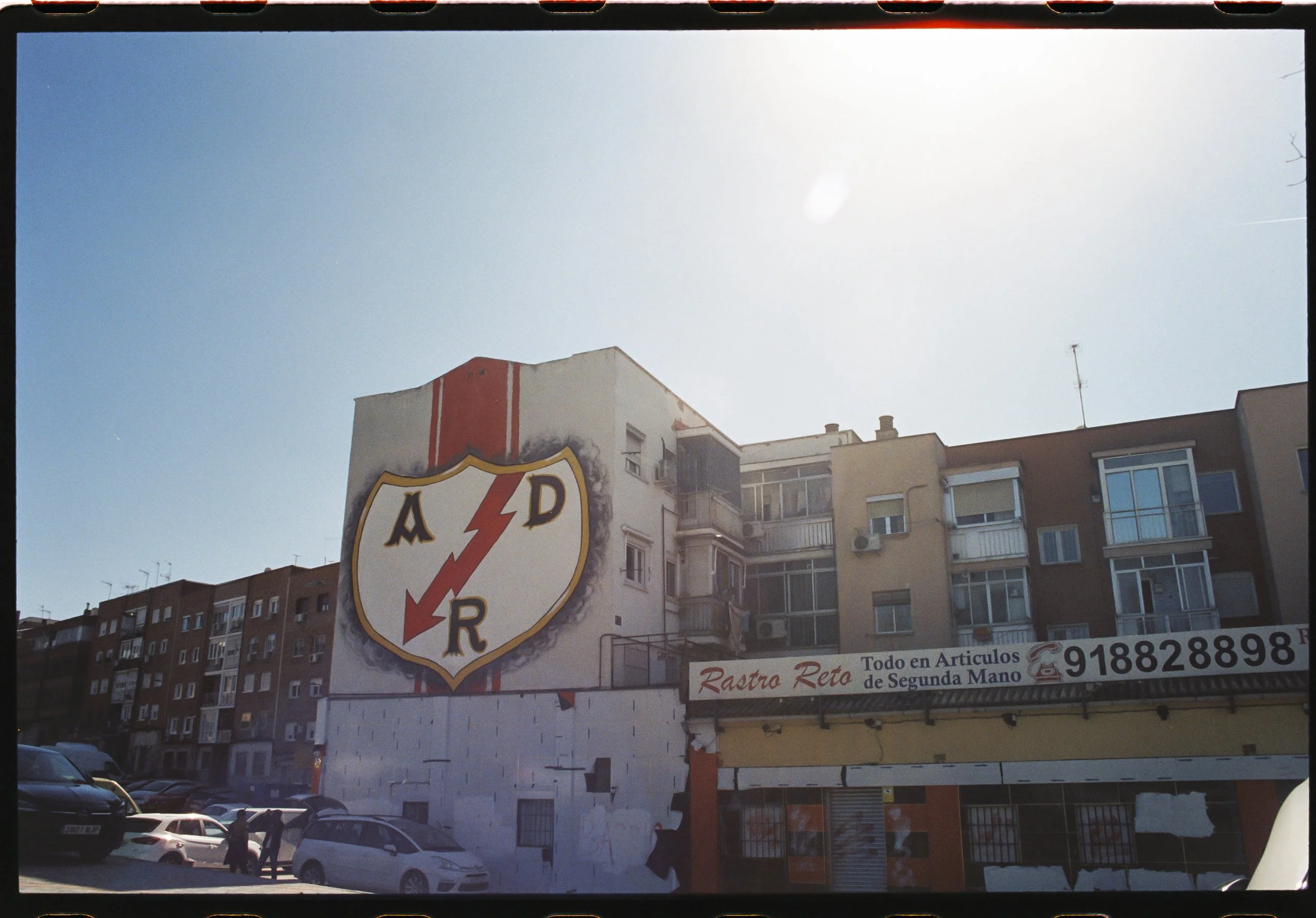 Mural del escudo del Rayo Vallecano en una fachada de Vallecas, fotografía analógica