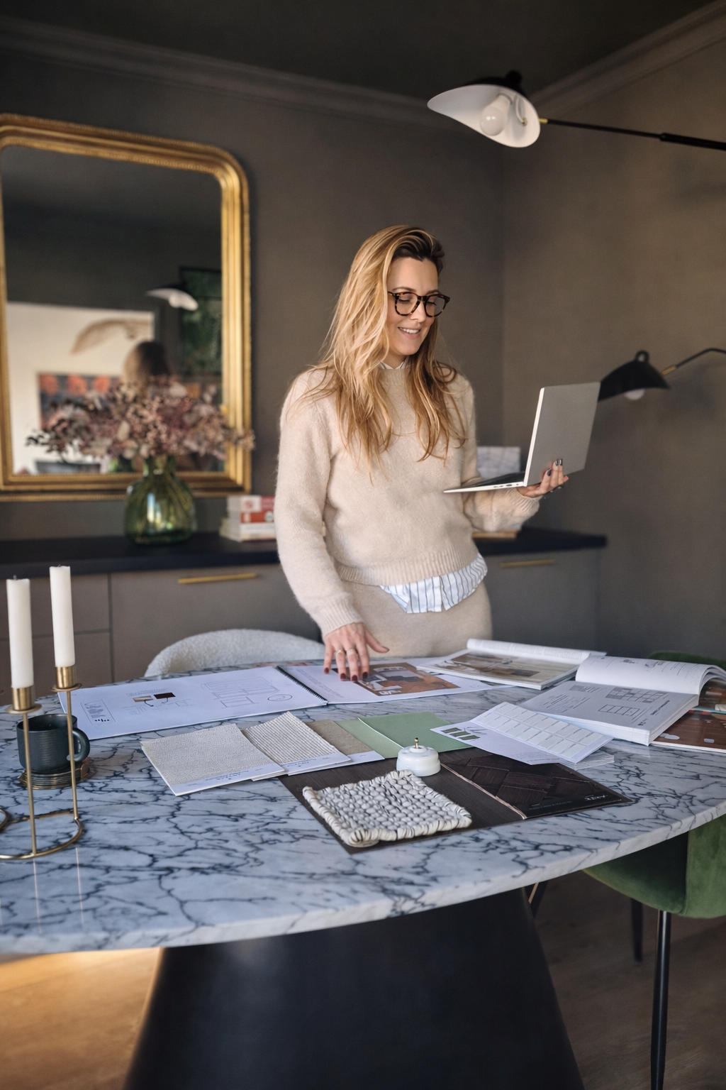 Portrait de Marilyne Martin, architecte d'intérieur et designer graphique basée à Gif-sur-Yvette.
